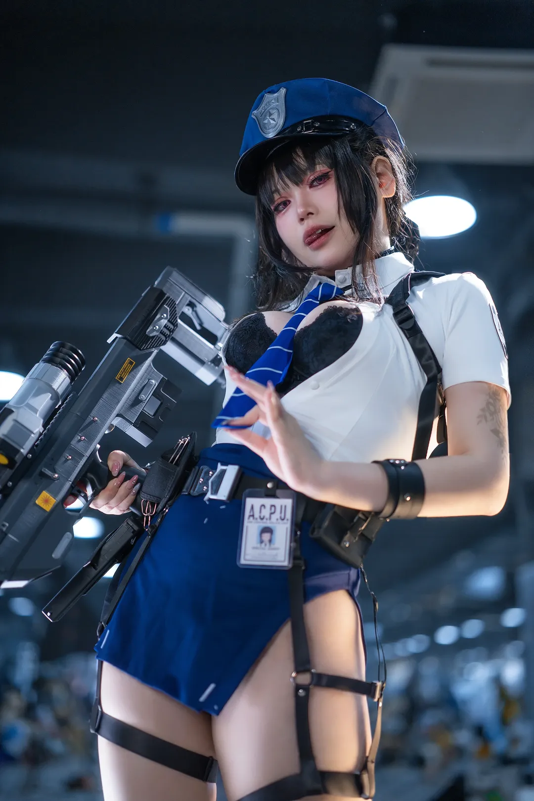 【杀手妻子D cos】胜利女神nikke秘密警探风格，火力全开 - 第 1 张