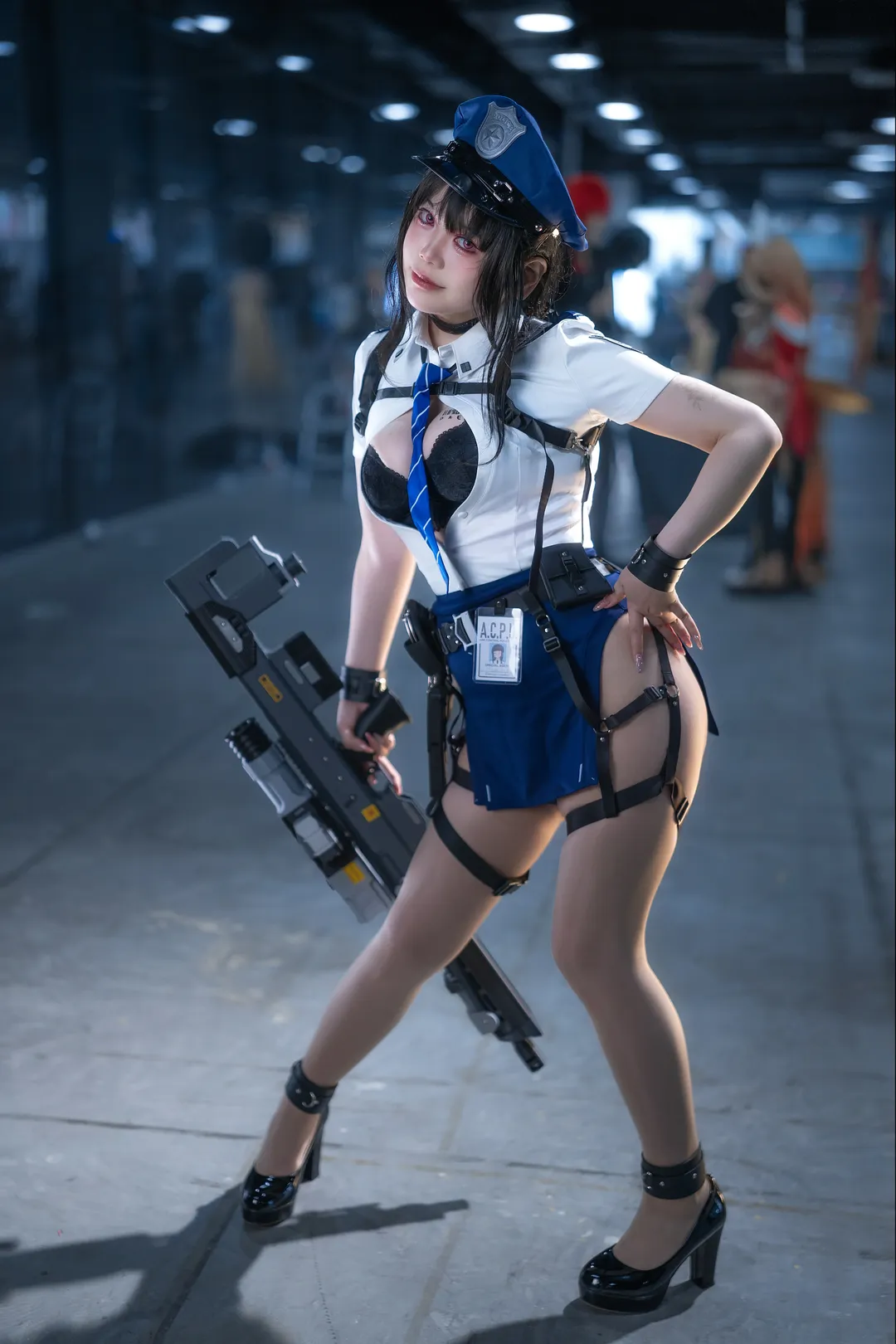 【杀手妻子D cos】胜利女神nikke秘密警探风格，火力全开 - 第 2 张