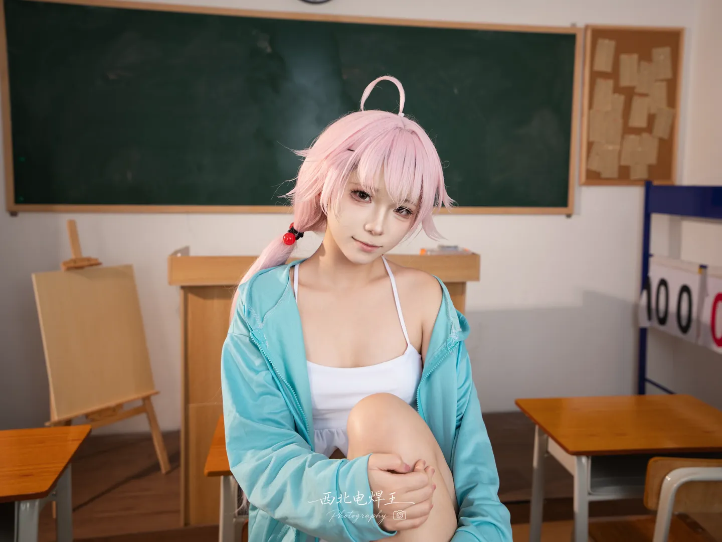 粉色头发与教室课桌，这组Cosplay分享太对味了 - 第 2 张