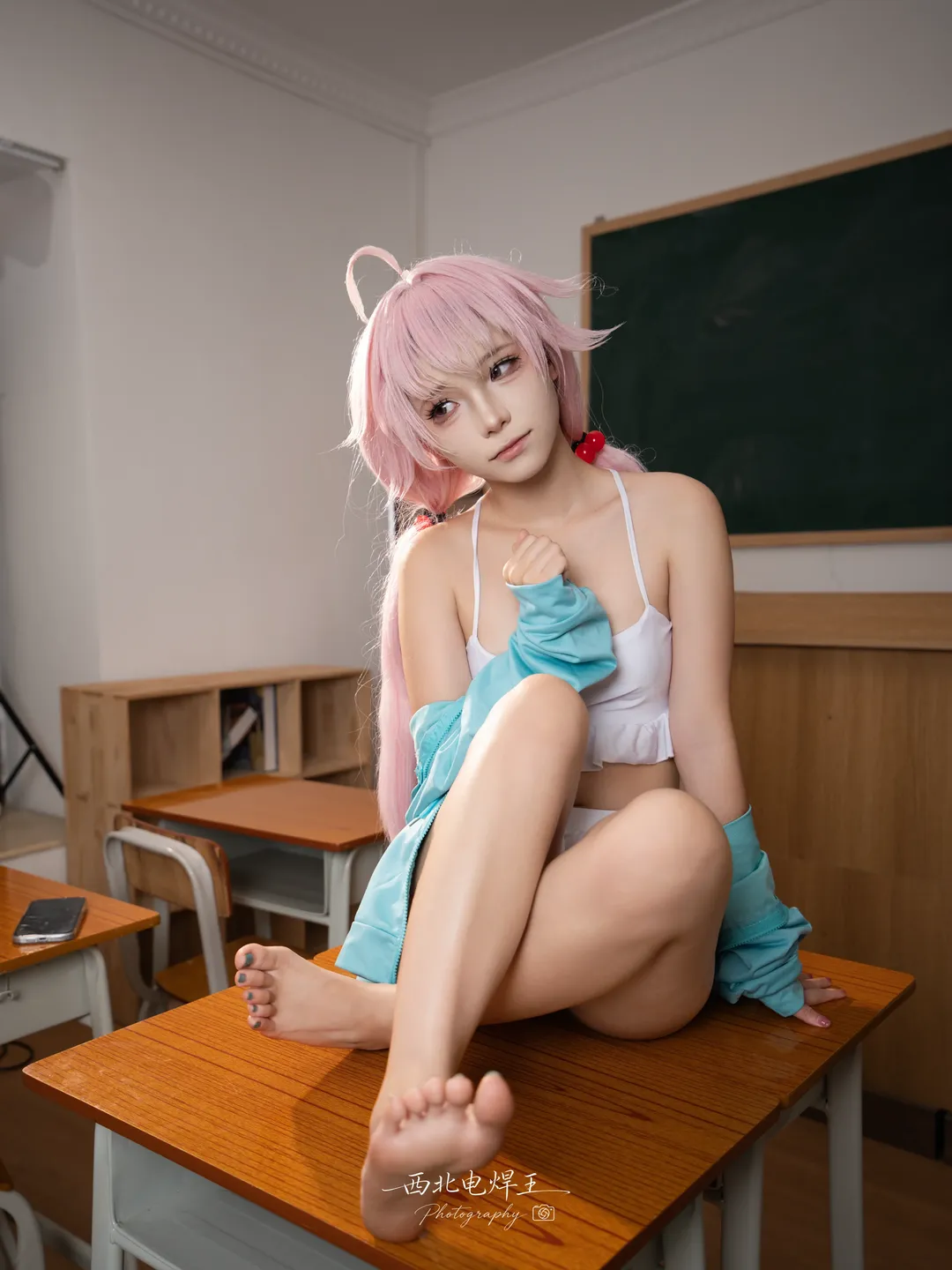 粉色头发与教室课桌，这组Cosplay分享太对味了 - 第 3 张