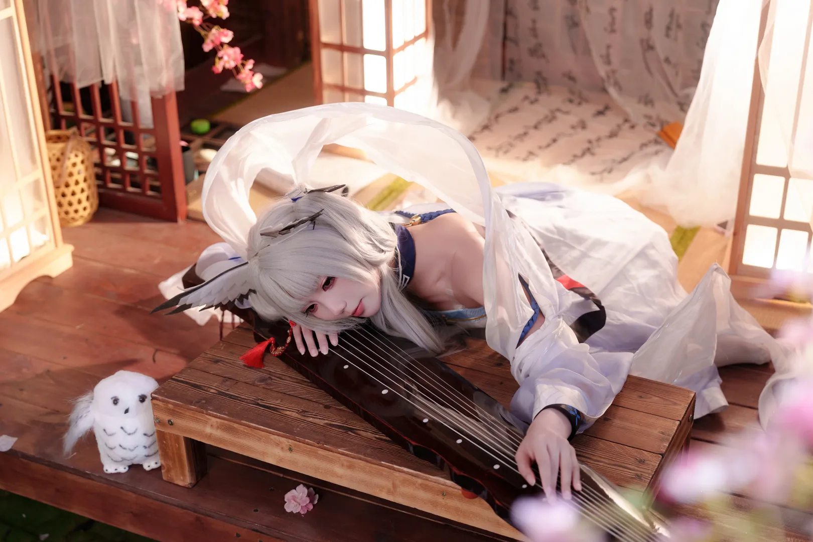 【白面鸮cos】明日方舟扶云间 抚琴卧榻的古风少女 - 第 3 张
