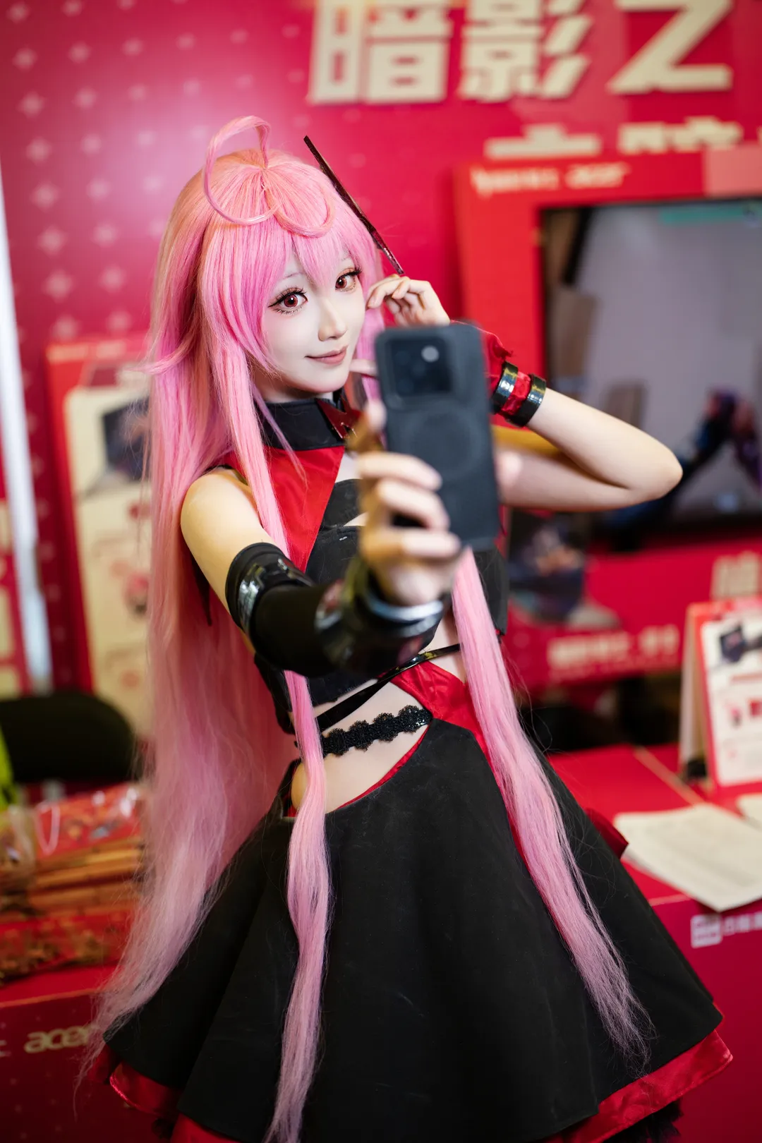 【赤瞳cos】暗影騎士線下展臺打卡，紅黑戰衣還原度高 - 第 1 張