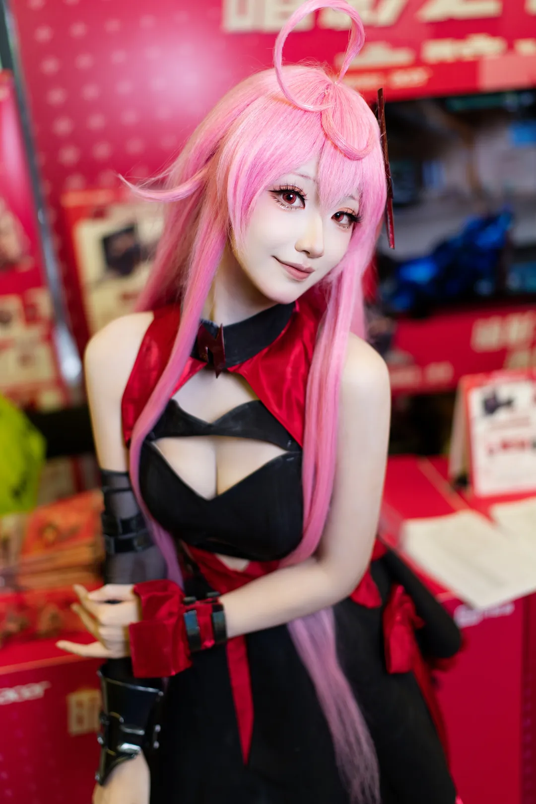 【赤瞳cos】暗影騎士線下展臺打卡，紅黑戰衣還原度高 - 第 2 張