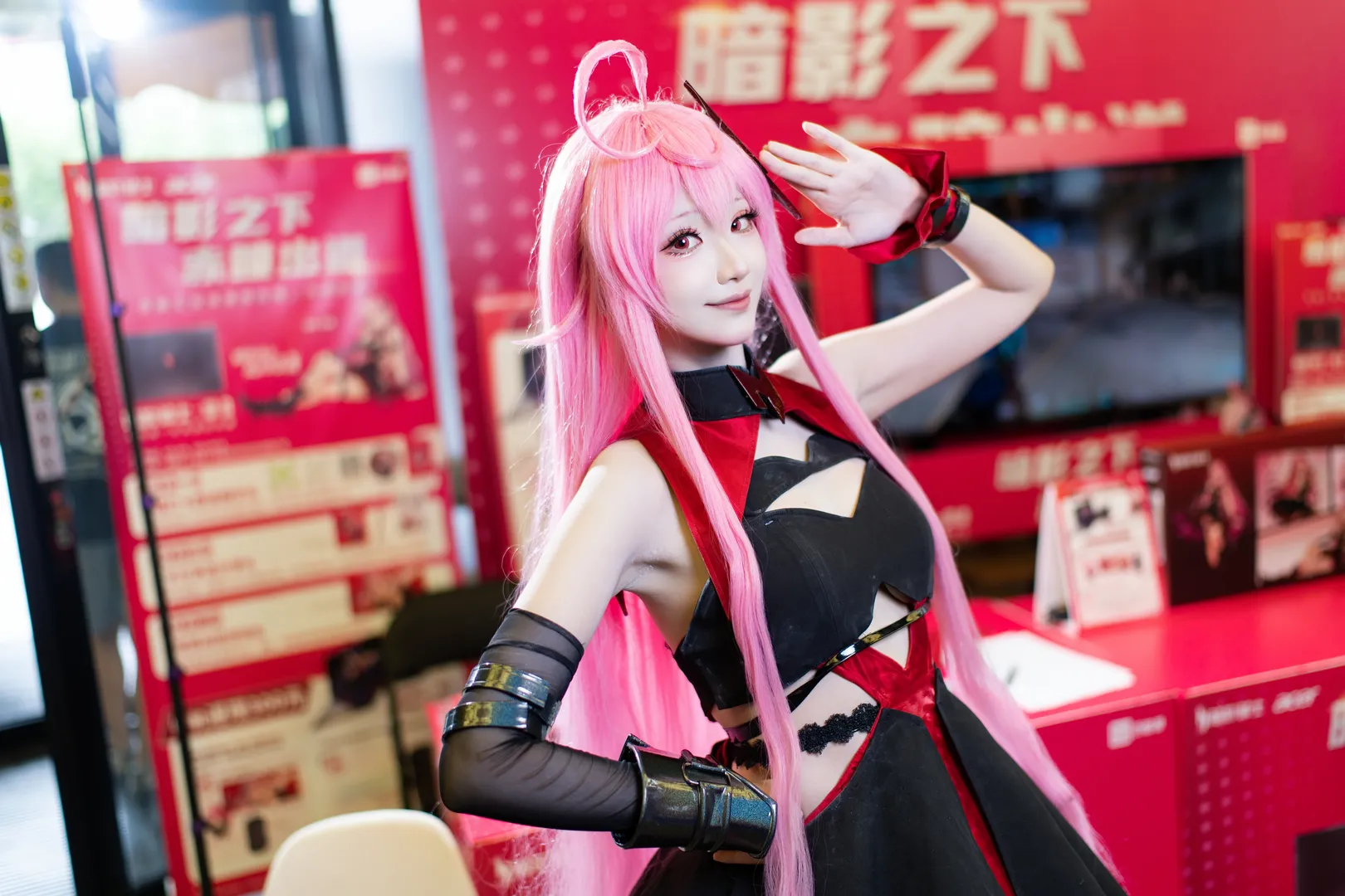 【赤瞳cos】暗影騎士線下展臺打卡，紅黑戰衣還原度高 - 第 3 張