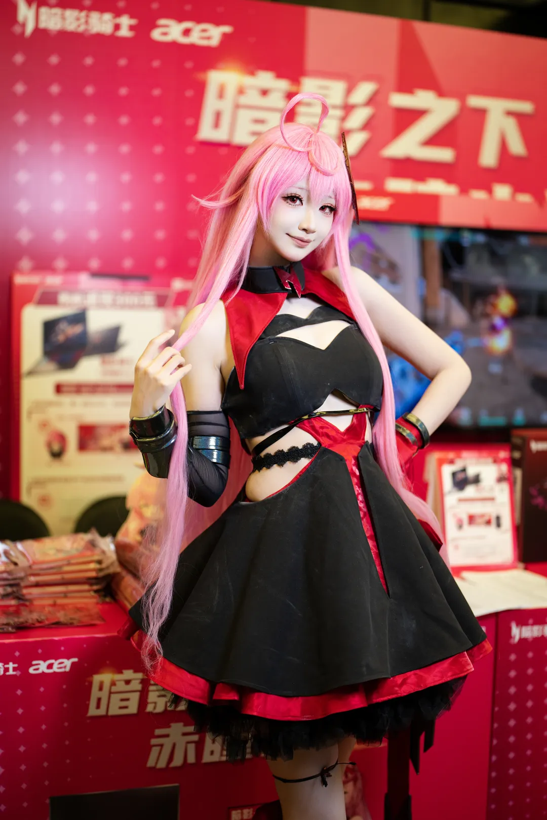 【赤瞳cos】暗影騎士線下展臺打卡，紅黑戰衣還原度高 - 第 4 張