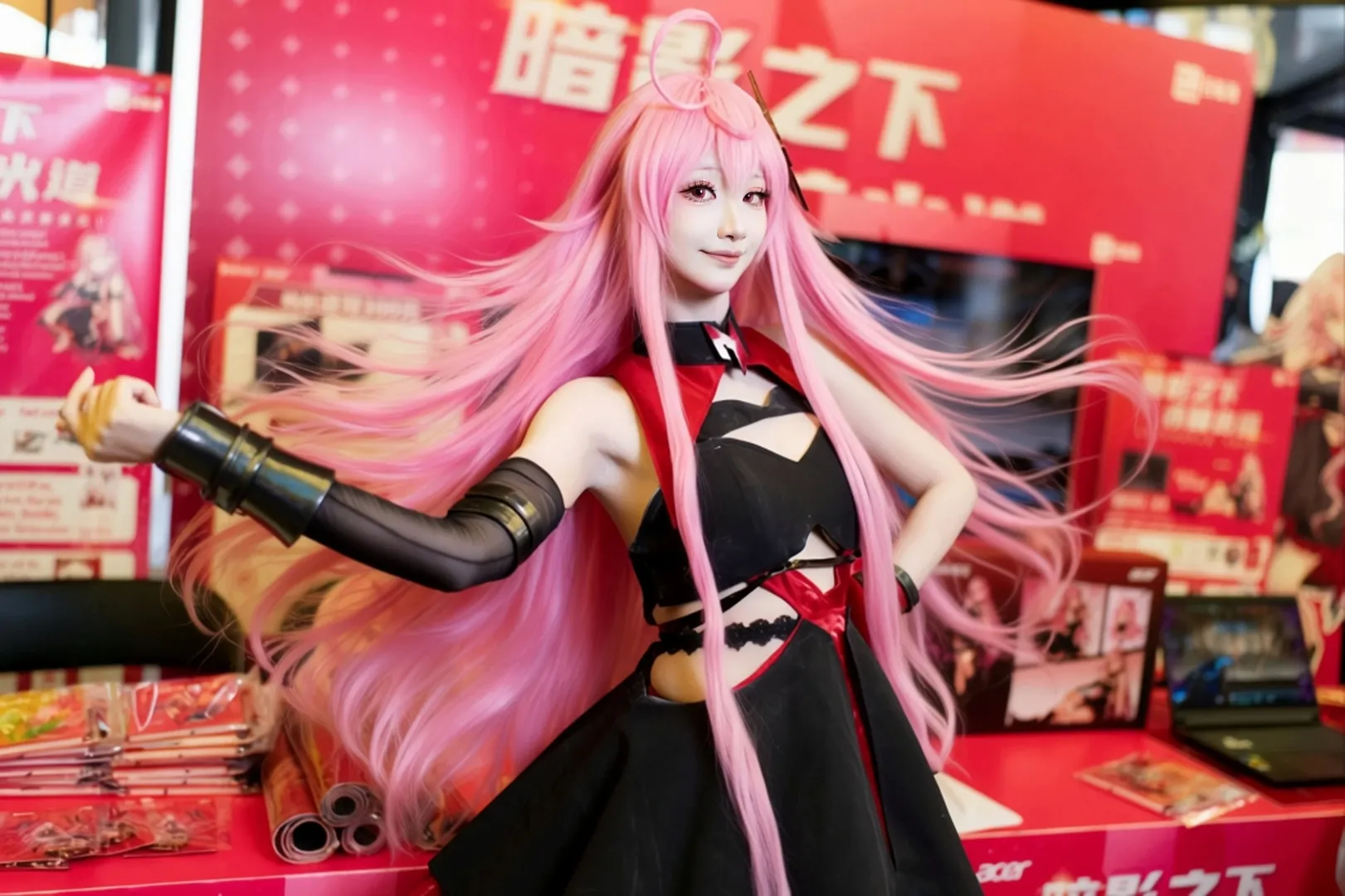 【赤瞳cos】暗影騎士線下展臺打卡，紅黑戰衣還原度高 - 第 5 張