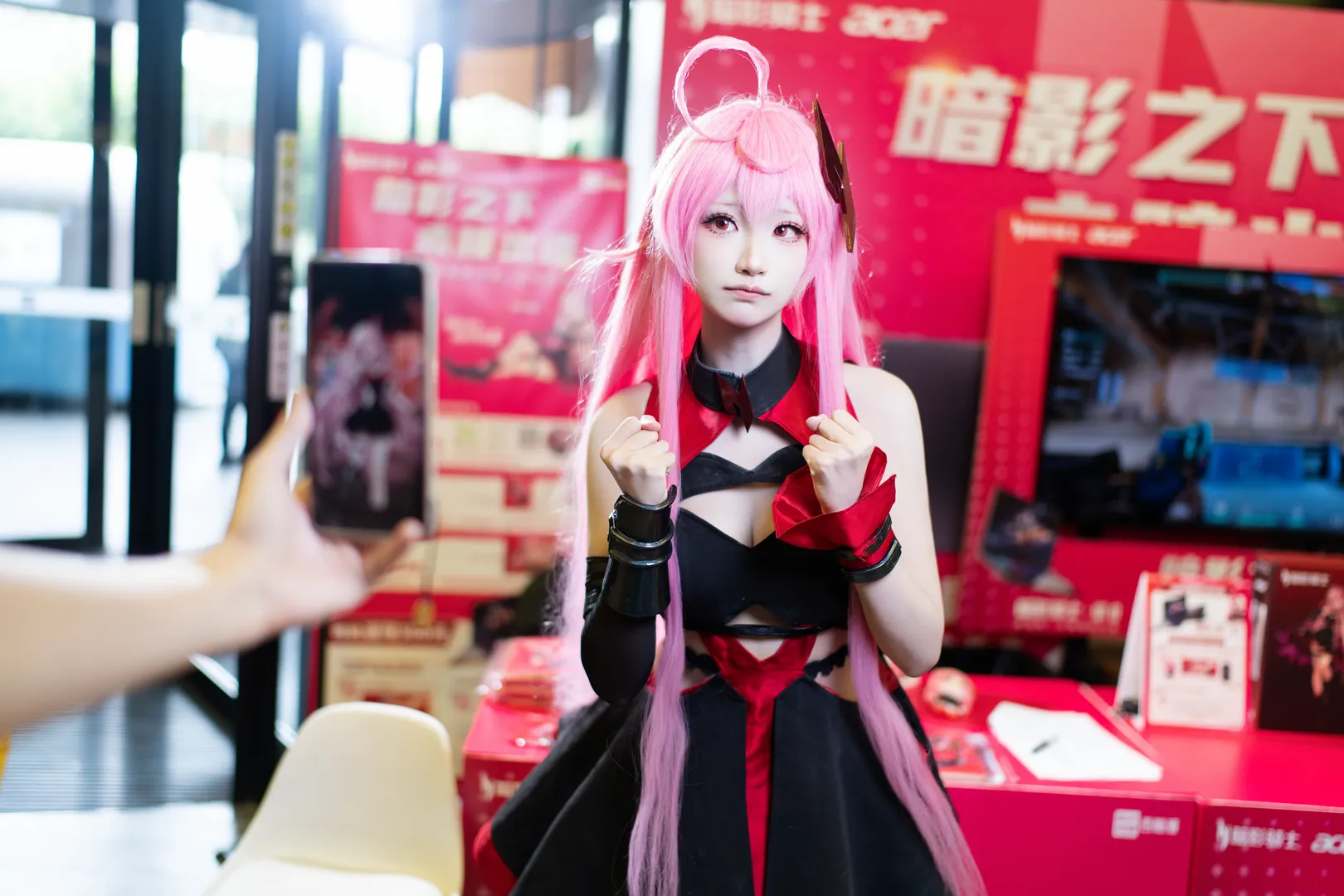 【赤瞳cos】暗影騎士線下展臺打卡，紅黑戰衣還原度高 - 第 6 張