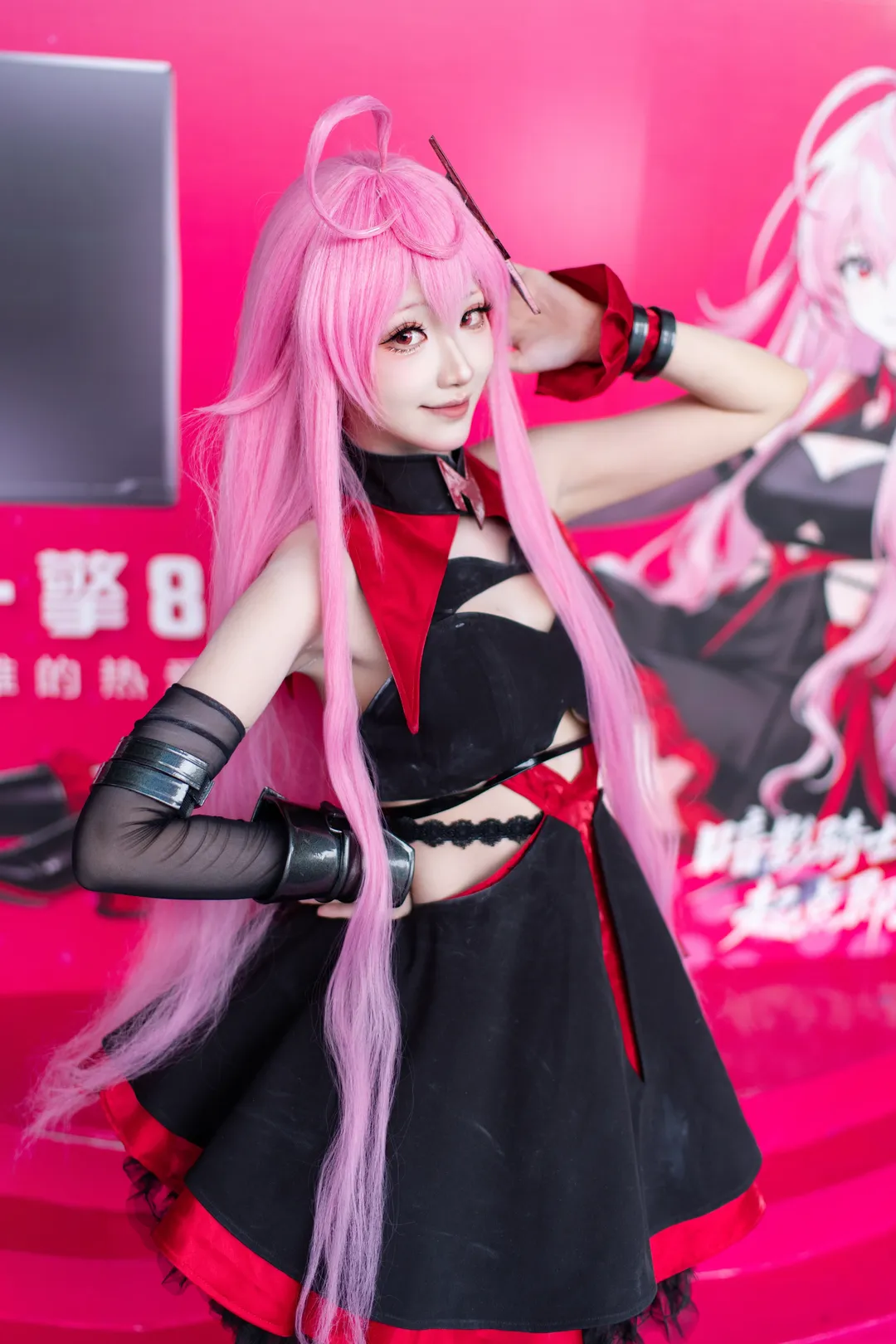 【赤瞳cos】暗影騎士線下展臺打卡，紅黑戰衣還原度高 - 第 7 張