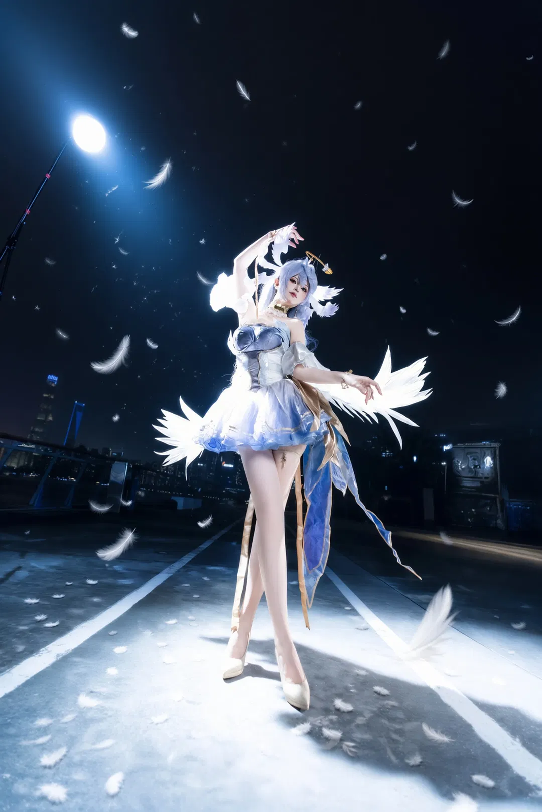 【知更鸟cos】夜色中的羽毛与光环，崩坏星穹铁道氛围感出片 - 第 1 张