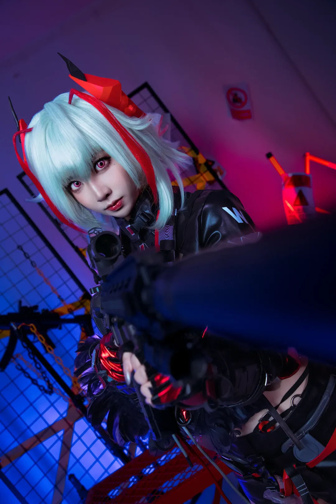 【麦晓雯cos】三角洲行动赛博战斗风，工业棚里的战术少女 - 第 1 张
