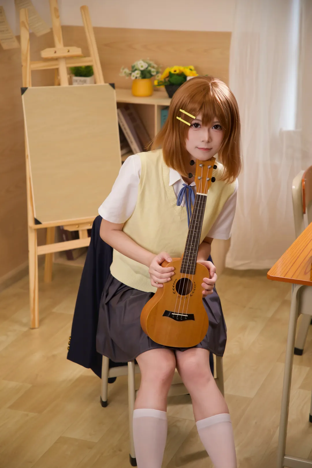 【平泽唯cos】轻音少女的教室日常，呆萌气息拉满 - 第 3 张
