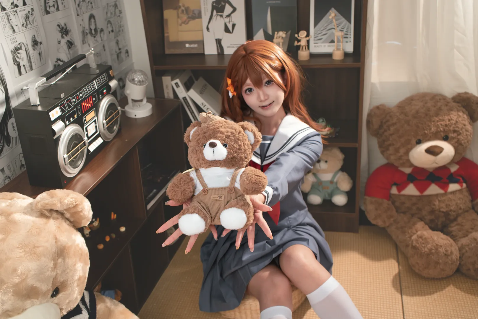 【花里实乃里cos】穿着水手服在室内和小熊作伴 - 第 1 张