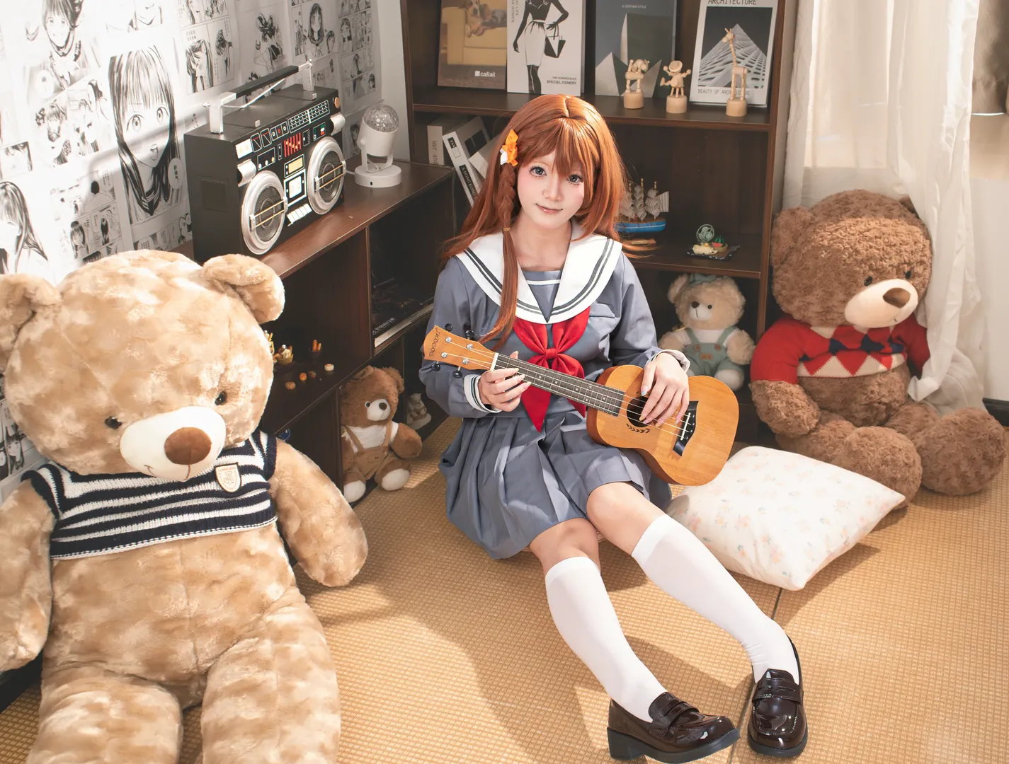 【花里实乃里cos】穿着水手服在室内和小熊作伴 - 第 2 张