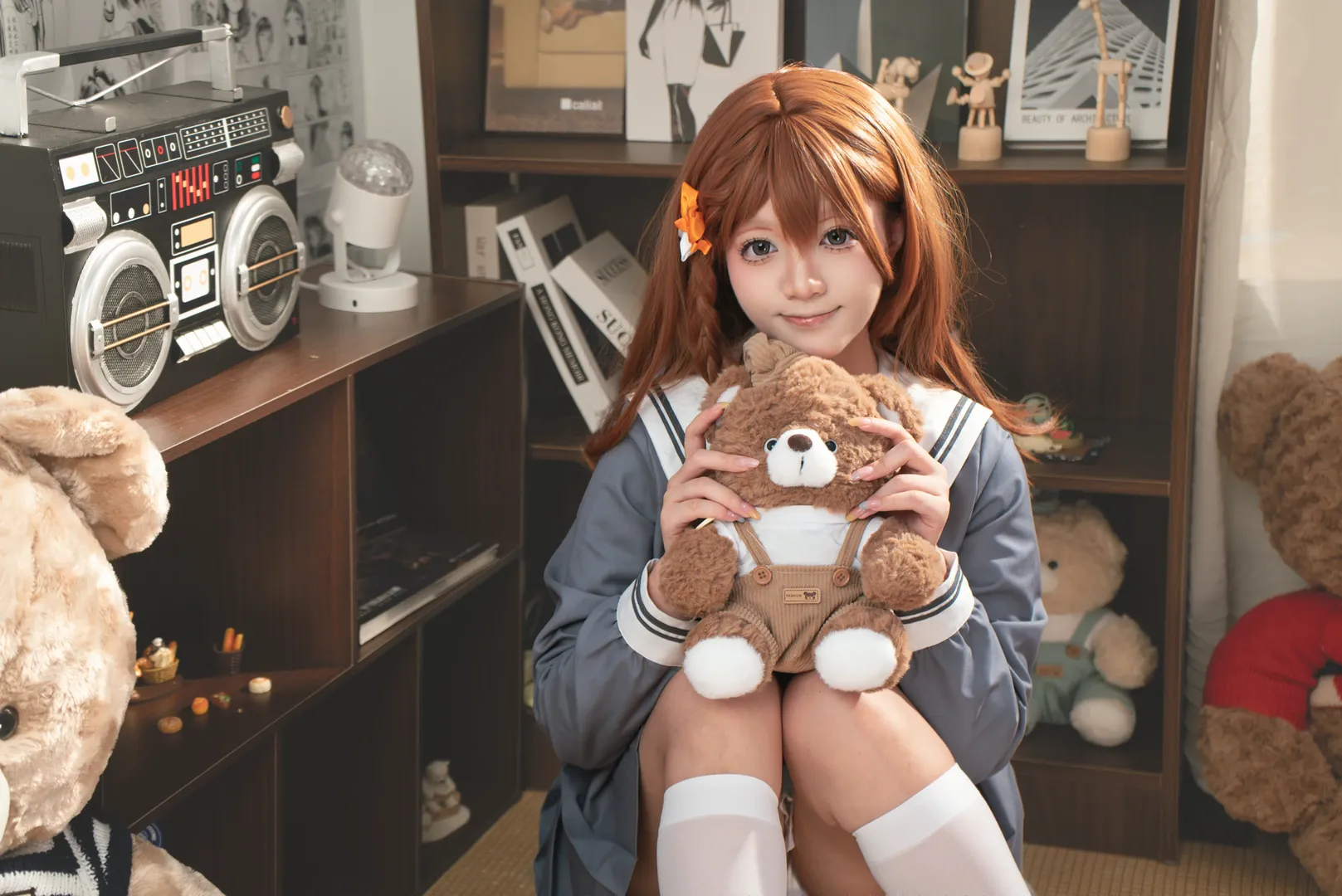 【花里实乃里cos】穿着水手服在室内和小熊作伴 - 第 3 张