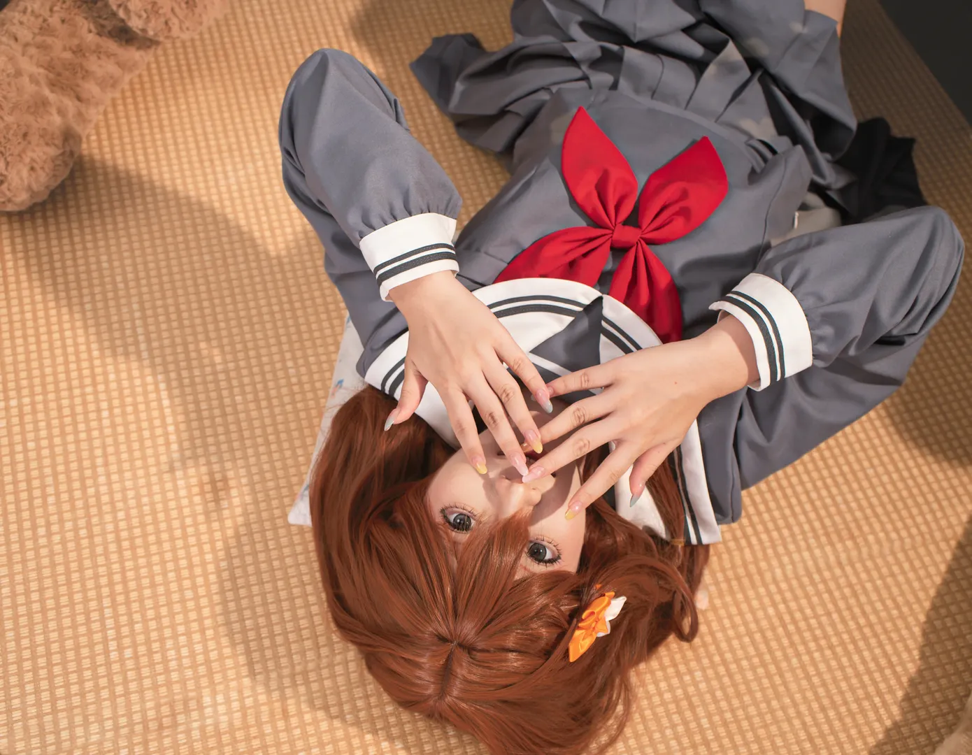 【花里实乃里cos】穿着水手服在室内和小熊作伴 - 第 4 张