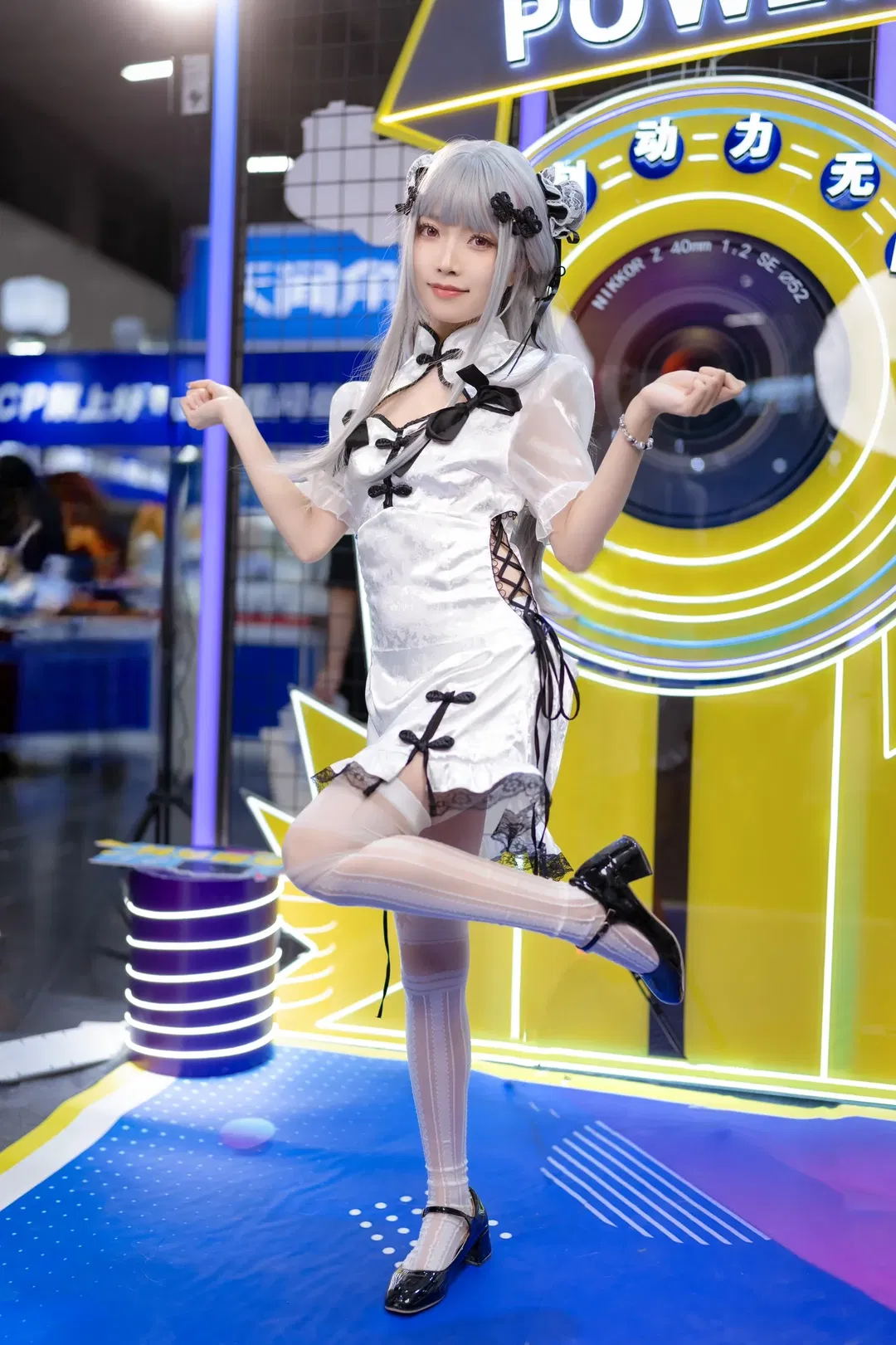 CP展连轴转：红裙黑丝与机能白装多风格造型分享 - 第 4 张