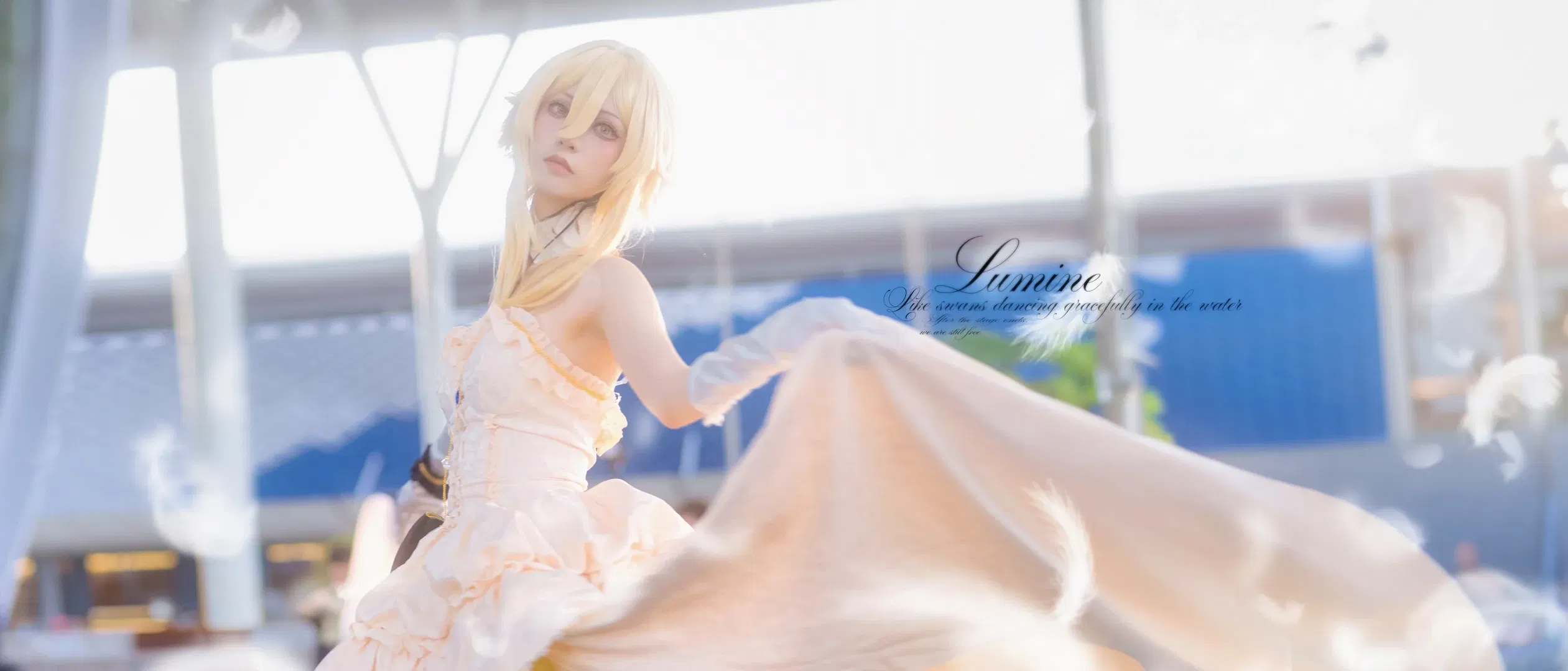 【荧cos】原神旅行者的浅杏色蓬蓬裙，白丝与裙摆齐飞 - 第 1 张