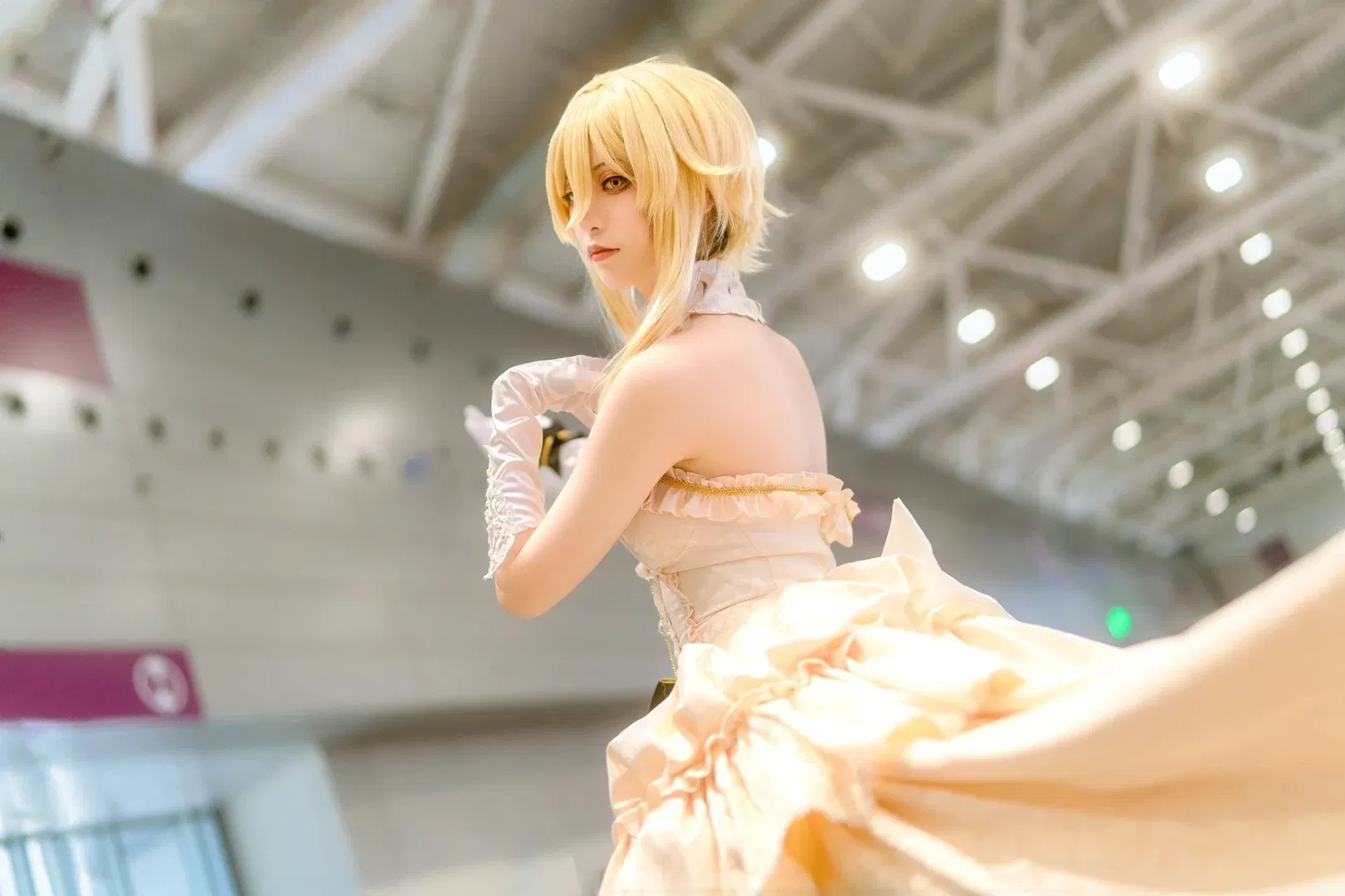 【荧cos】原神旅行者的浅杏色蓬蓬裙，白丝与裙摆齐飞 - 第 2 张