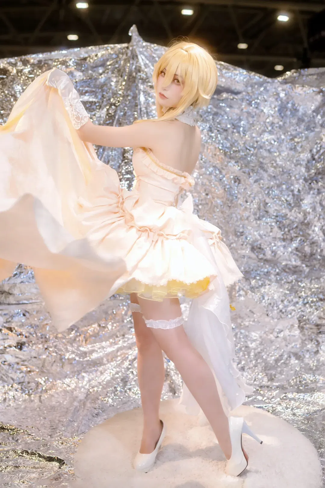 【荧cos】原神旅行者的浅杏色蓬蓬裙，白丝与裙摆齐飞 - 第 3 张