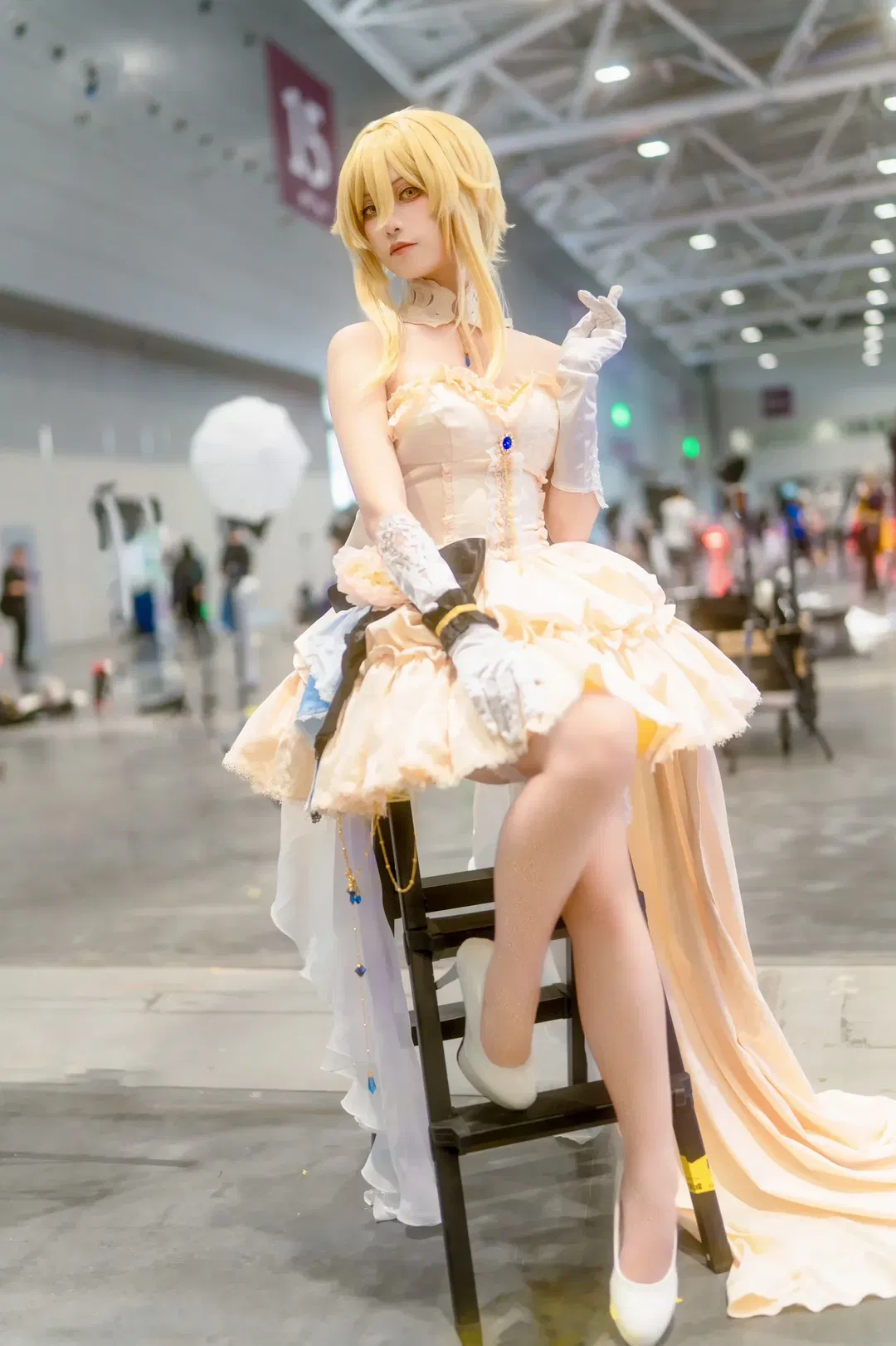【荧cos】原神旅行者的浅杏色蓬蓬裙，白丝与裙摆齐飞 - 第 5 张