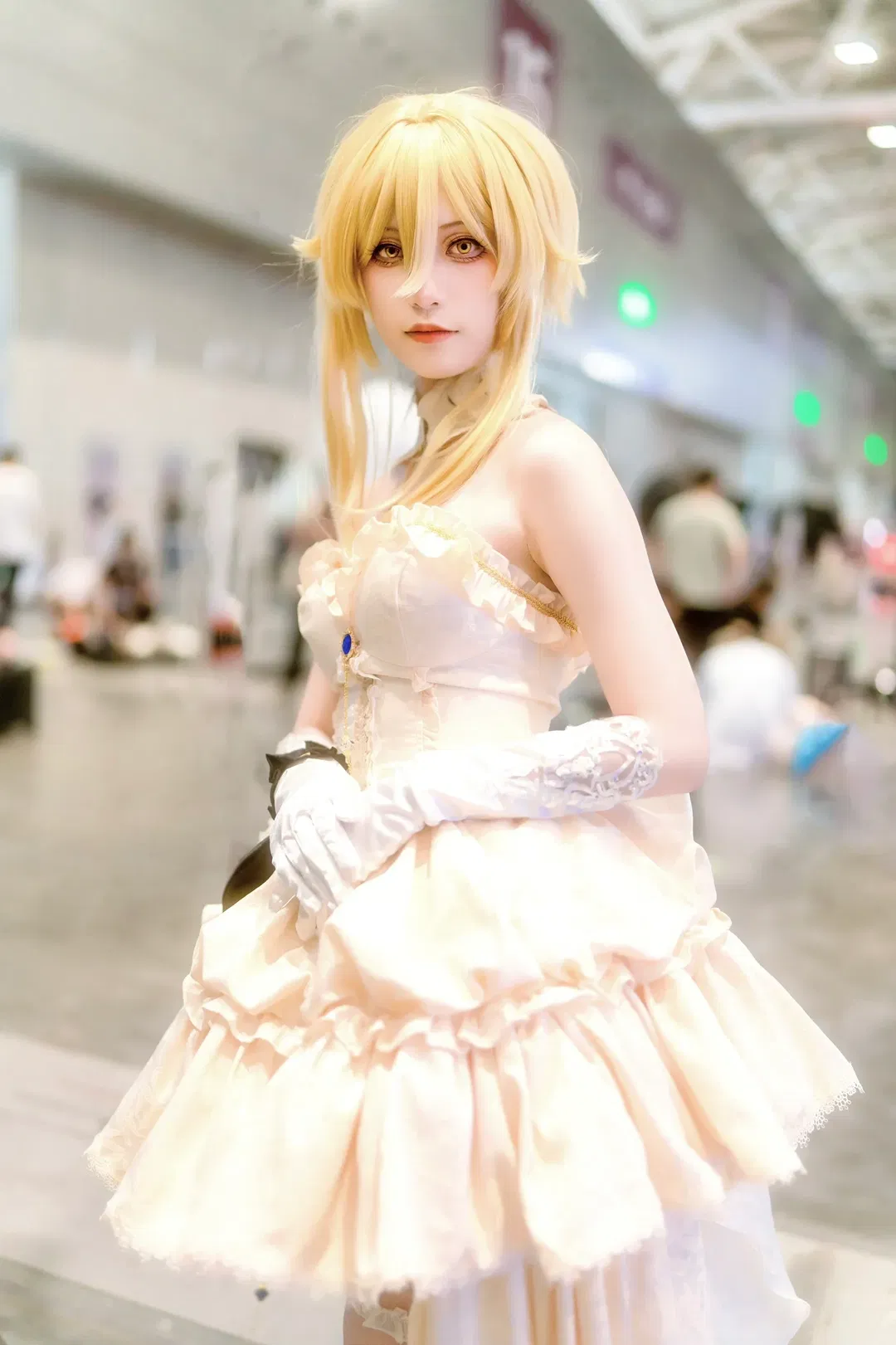 【荧cos】原神旅行者的浅杏色蓬蓬裙，白丝与裙摆齐飞 - 第 6 张