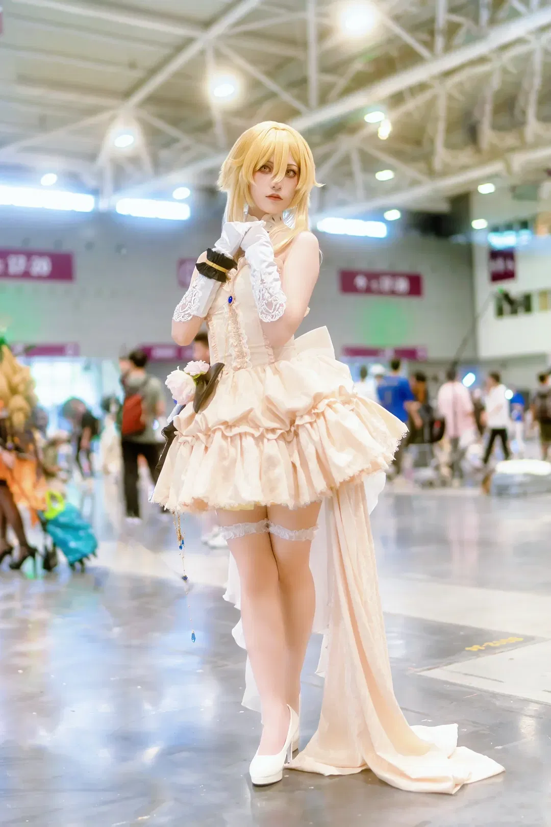 【荧cos】原神旅行者的浅杏色蓬蓬裙，白丝与裙摆齐飞 - 第 7 张