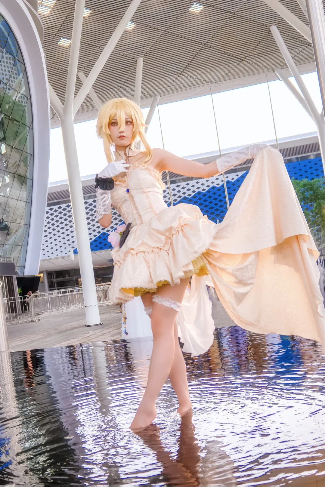 【荧cos】原神旅行者的浅杏色蓬蓬裙，白丝与裙摆齐飞 - 第 8 张
