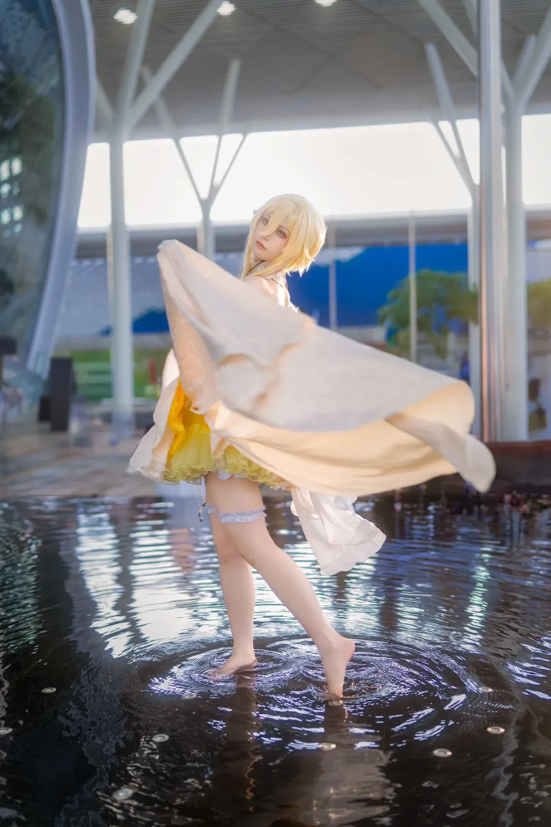 【荧cos】原神旅行者的浅杏色蓬蓬裙，白丝与裙摆齐飞 - 第 9 张