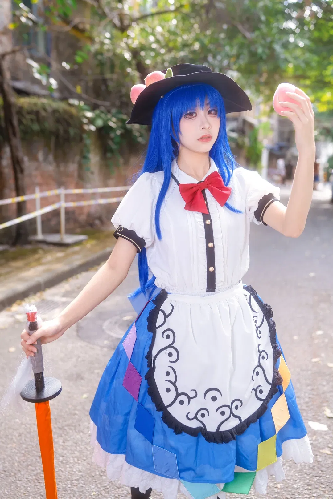 【比那名居天子cos】东方Project里的天之女，漫展红砖墙下的色彩碰撞 - 第 1 张