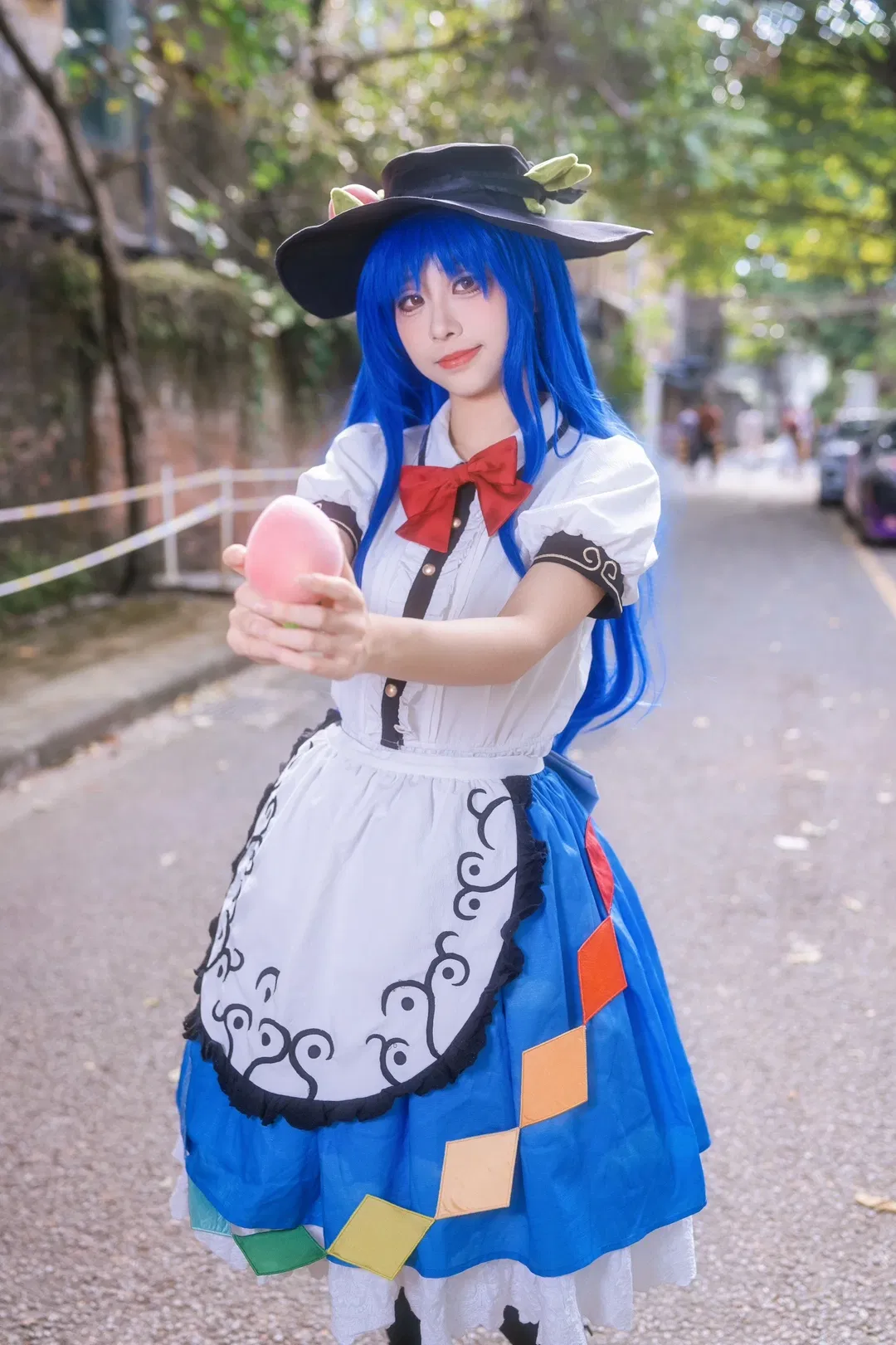 【比那名居天子cos】东方Project里的天之女，漫展红砖墙下的色彩碰撞 - 第 2 张