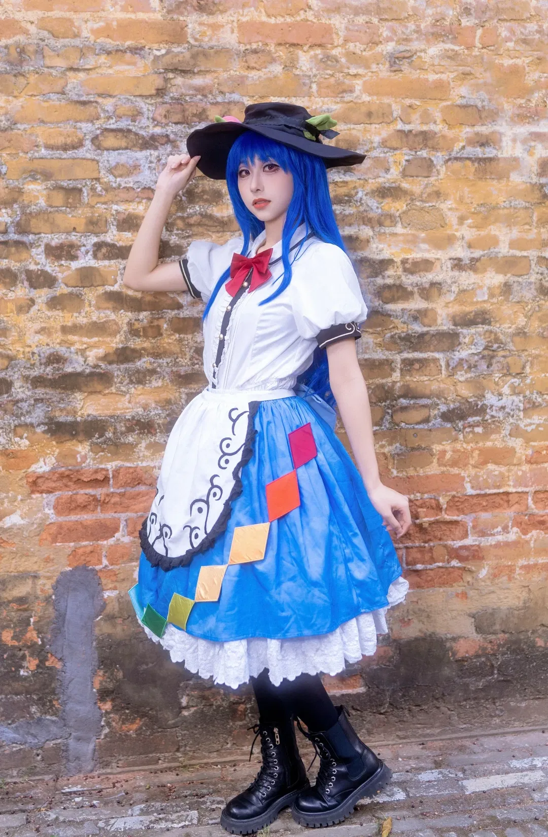 【比那名居天子cos】东方Project里的天之女，漫展红砖墙下的色彩碰撞 - 第 3 张