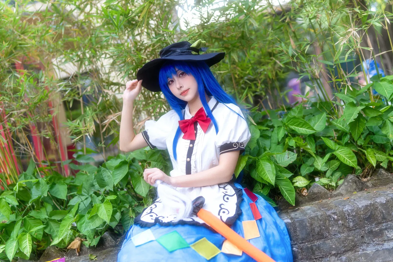 【比那名居天子cos】东方Project里的天之女，漫展红砖墙下的色彩碰撞 - 第 5 张