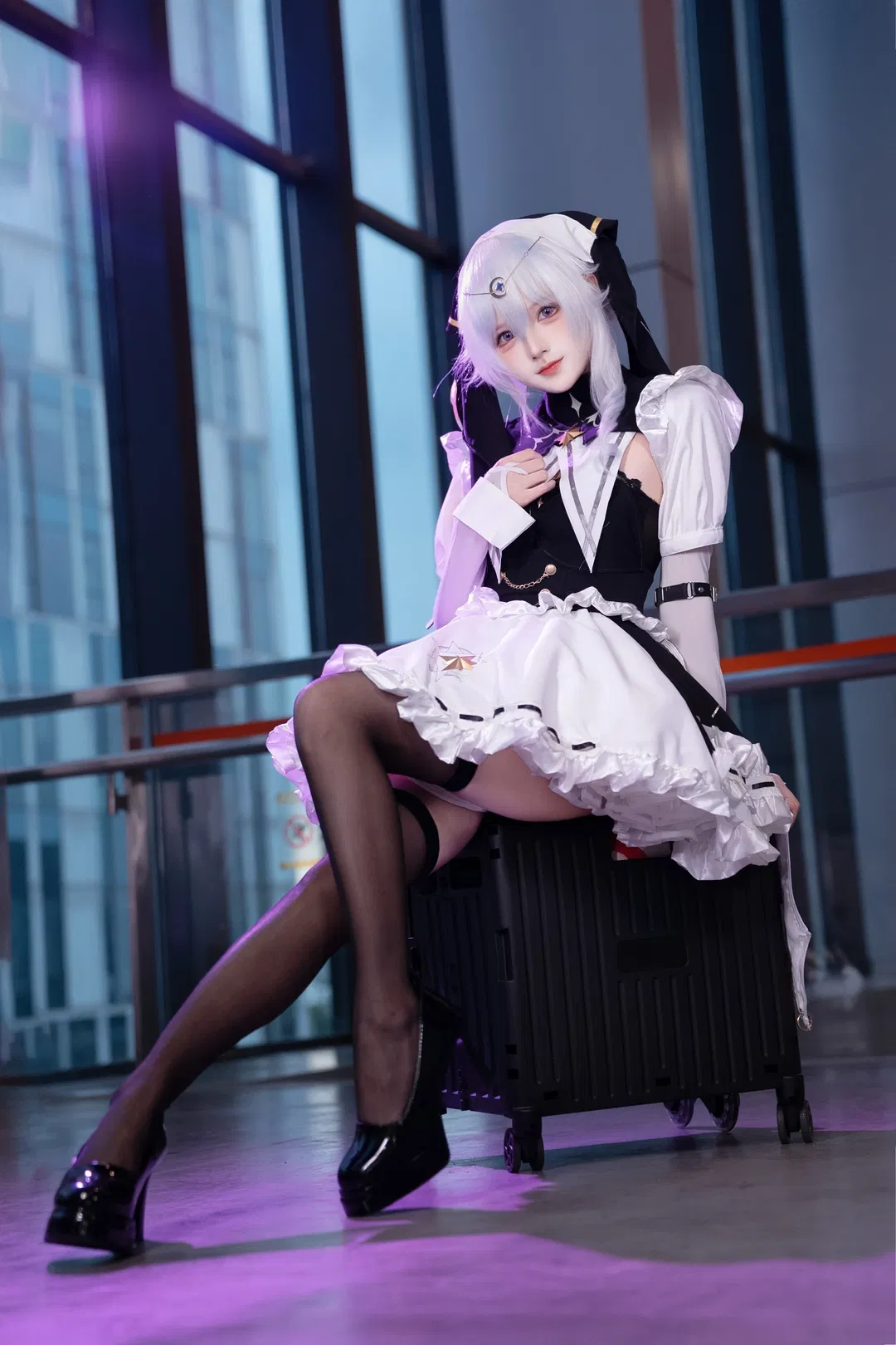 【星绘cos】卡拉彼丘星绘CICF漫展返图，紫光下的黑白女仆风 - 第 1 张