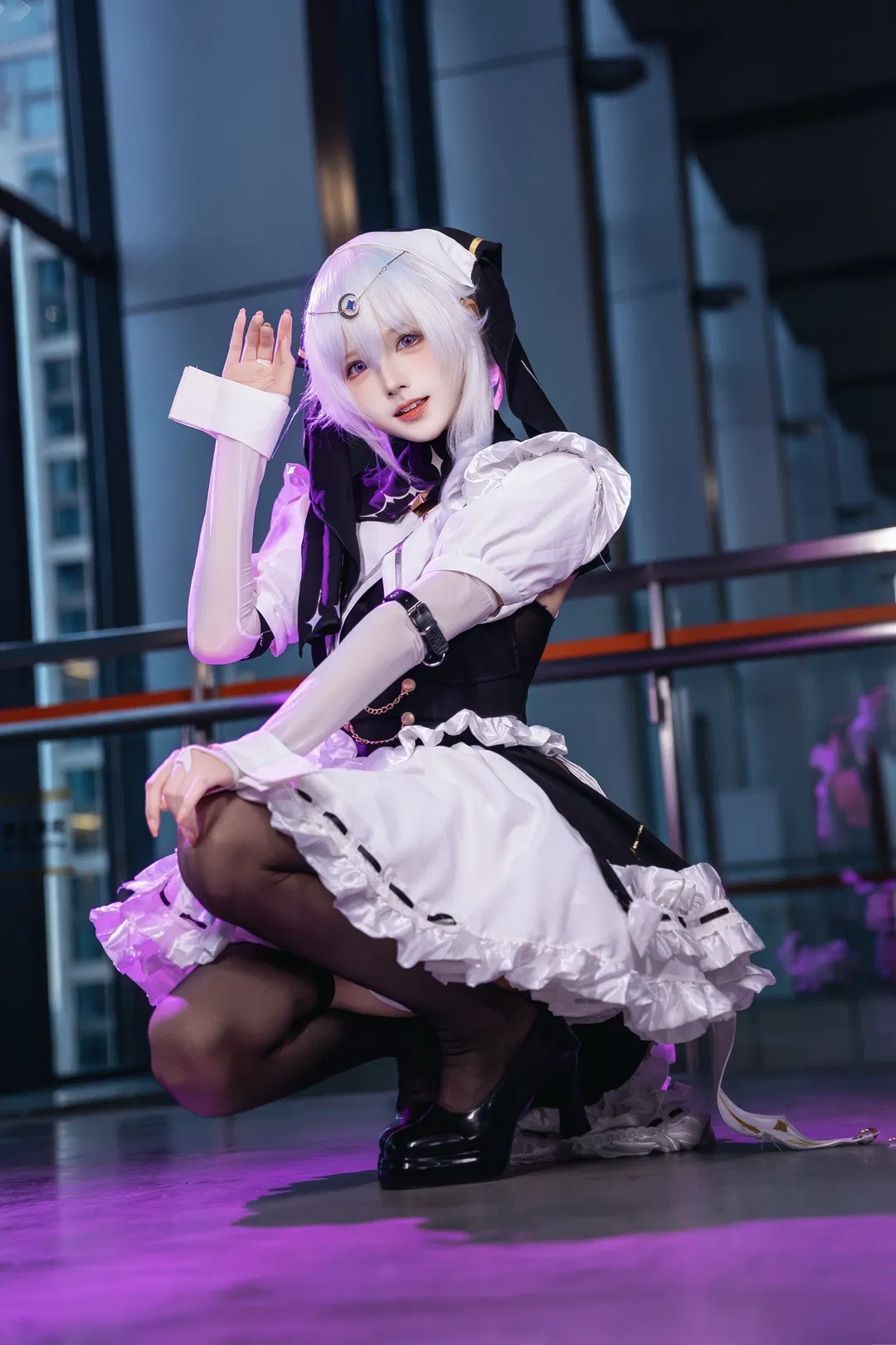 【星绘cos】卡拉彼丘星绘CICF漫展返图，紫光下的黑白女仆风 - 第 2 张