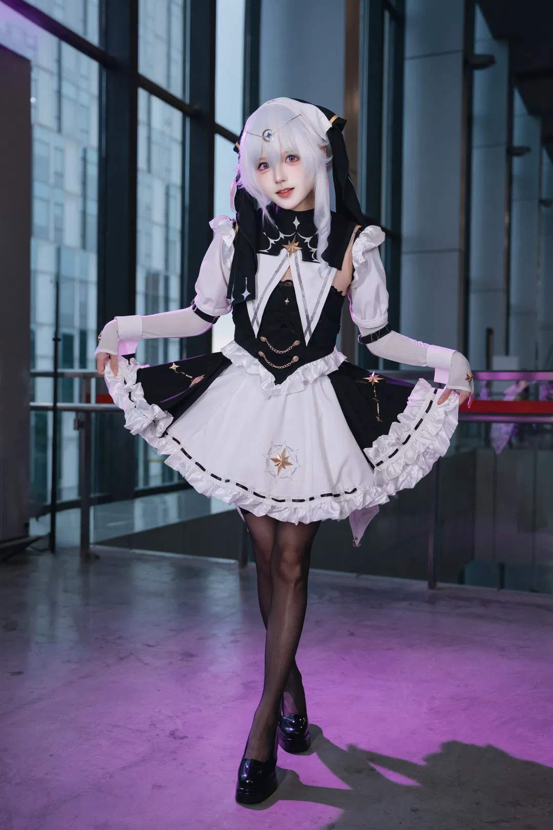 【星绘cos】卡拉彼丘星绘CICF漫展返图，紫光下的黑白女仆风 - 第 3 张