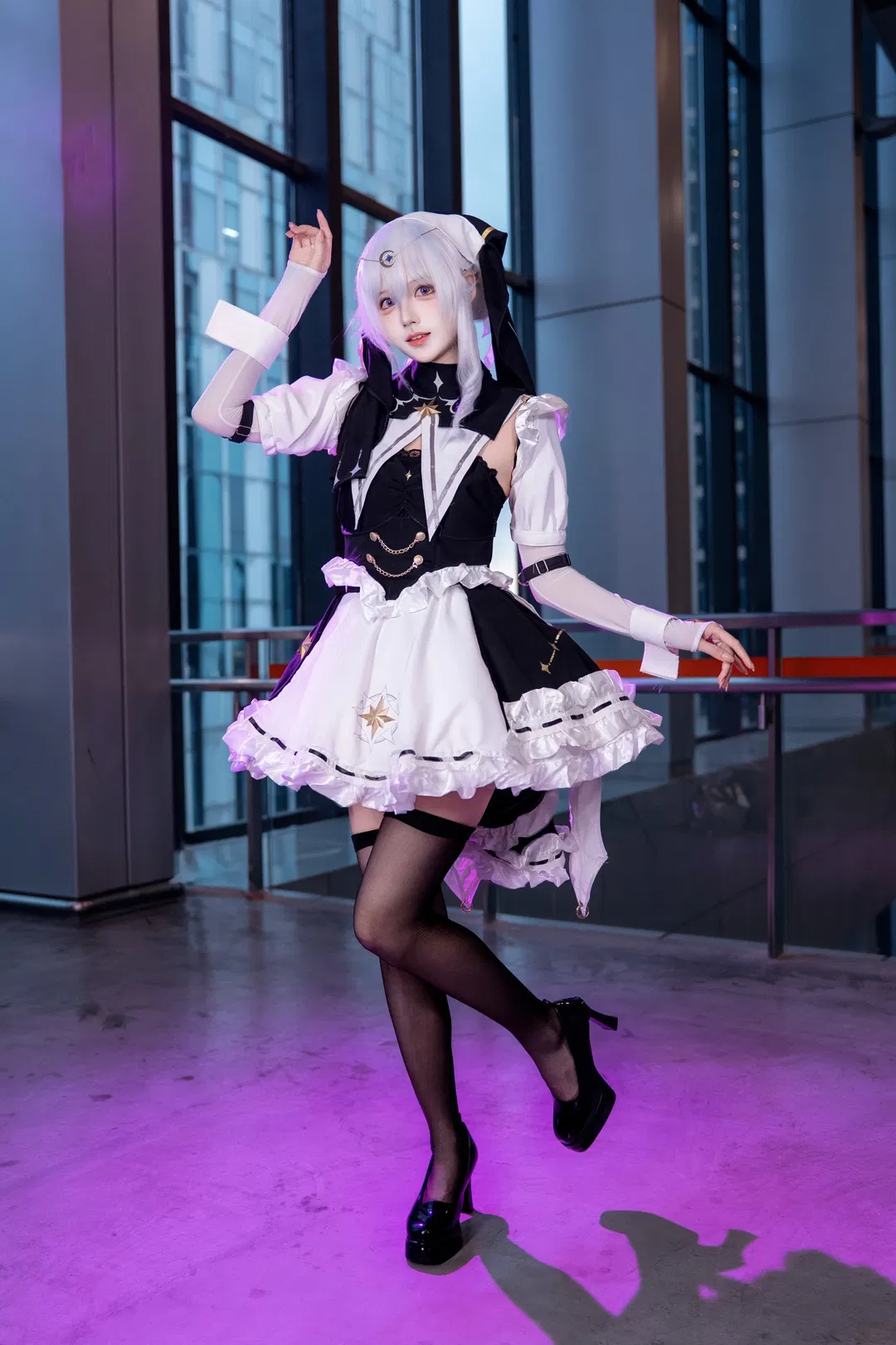 【星绘cos】卡拉彼丘星绘CICF漫展返图，紫光下的黑白女仆风 - 第 4 张