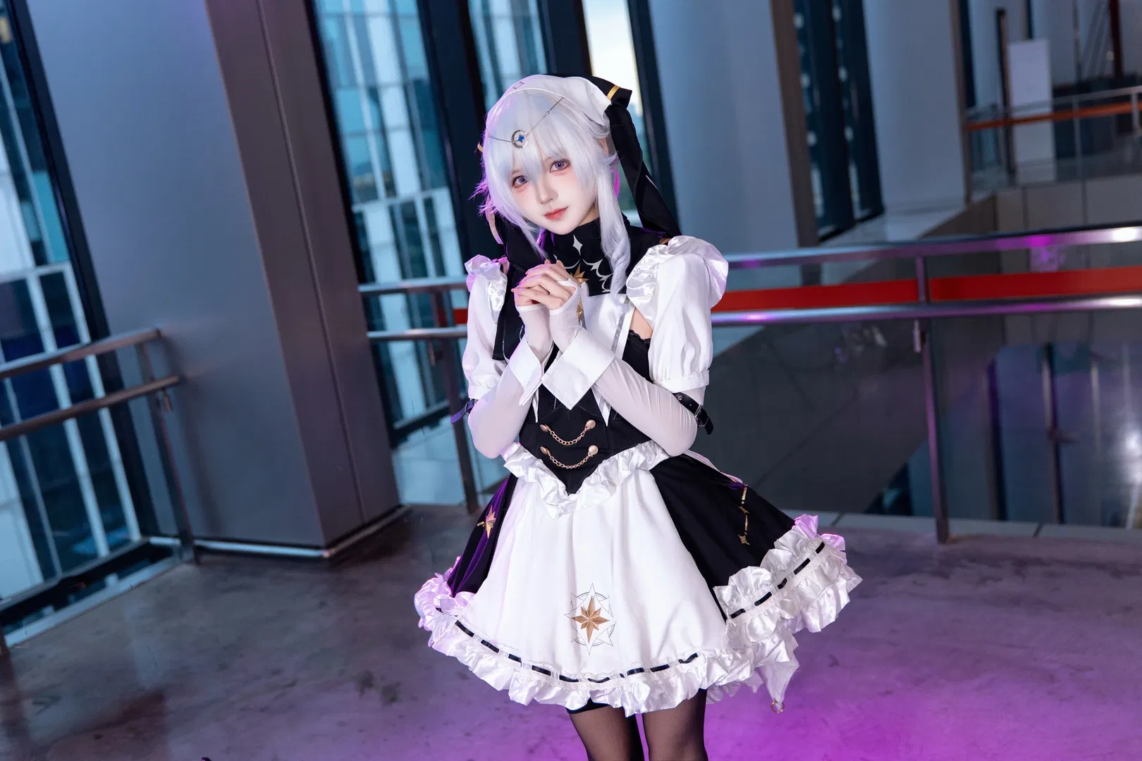 【星绘cos】卡拉彼丘星绘CICF漫展返图，紫光下的黑白女仆风 - 第 5 张