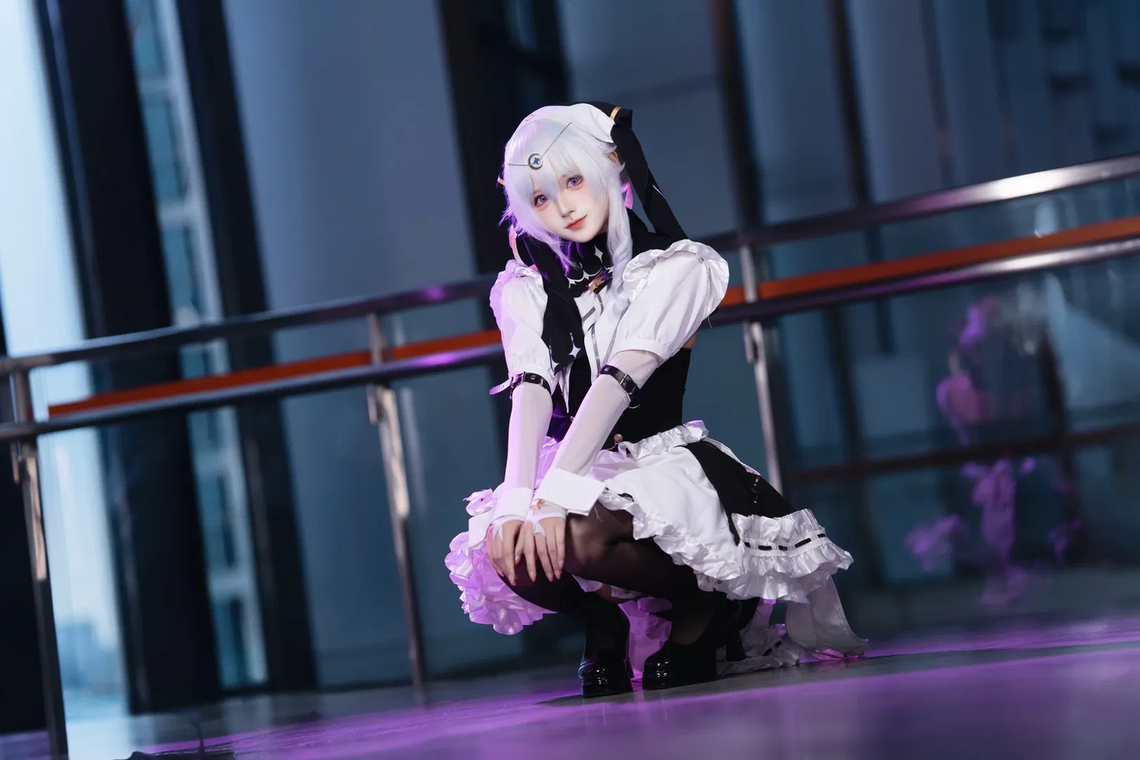 【星绘cos】卡拉彼丘星绘CICF漫展返图，紫光下的黑白女仆风 - 第 6 张