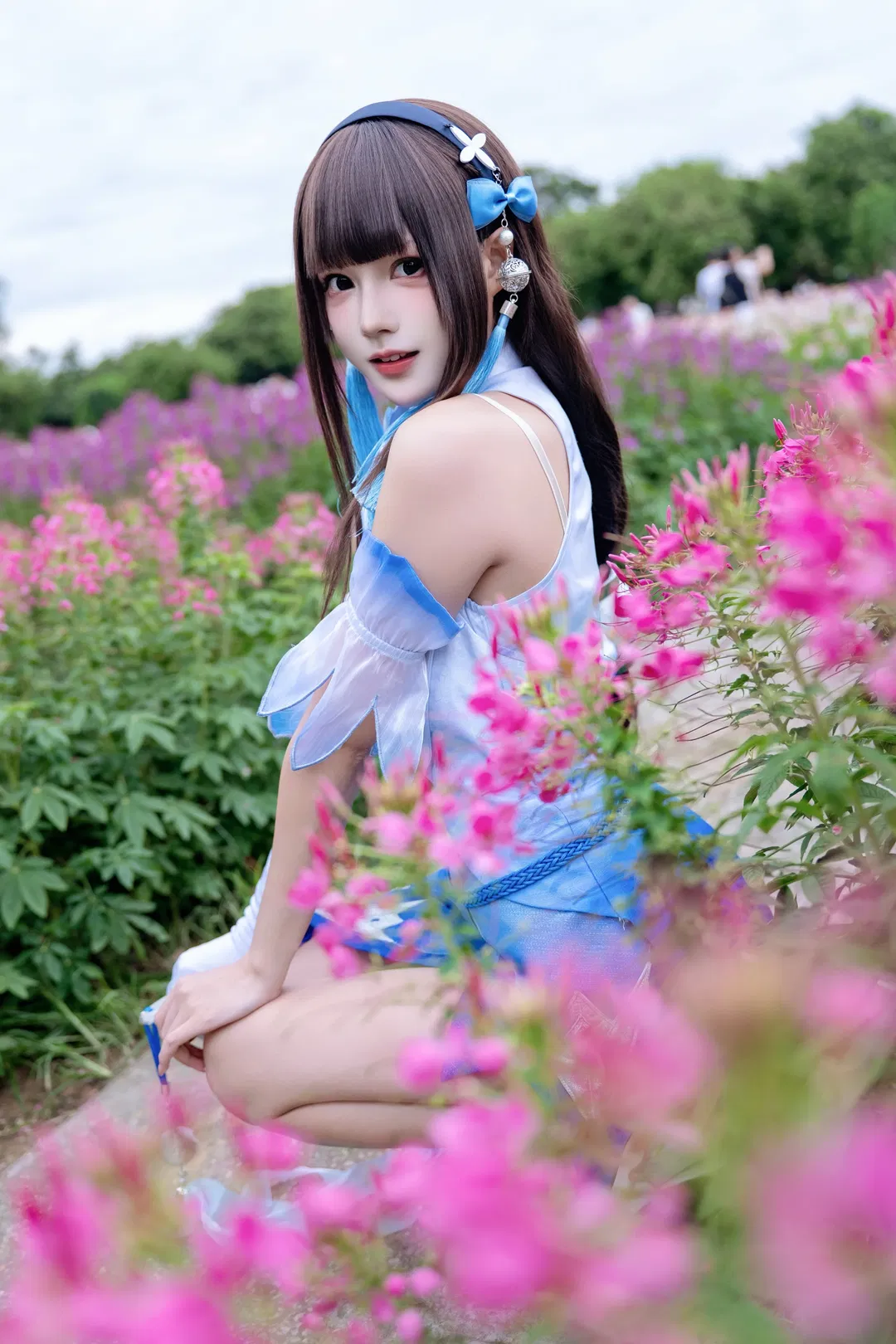 【西施cos】王者荣耀花海漫游，蓝白纱裙与长飘带的唯美碰撞 - 第 1 张