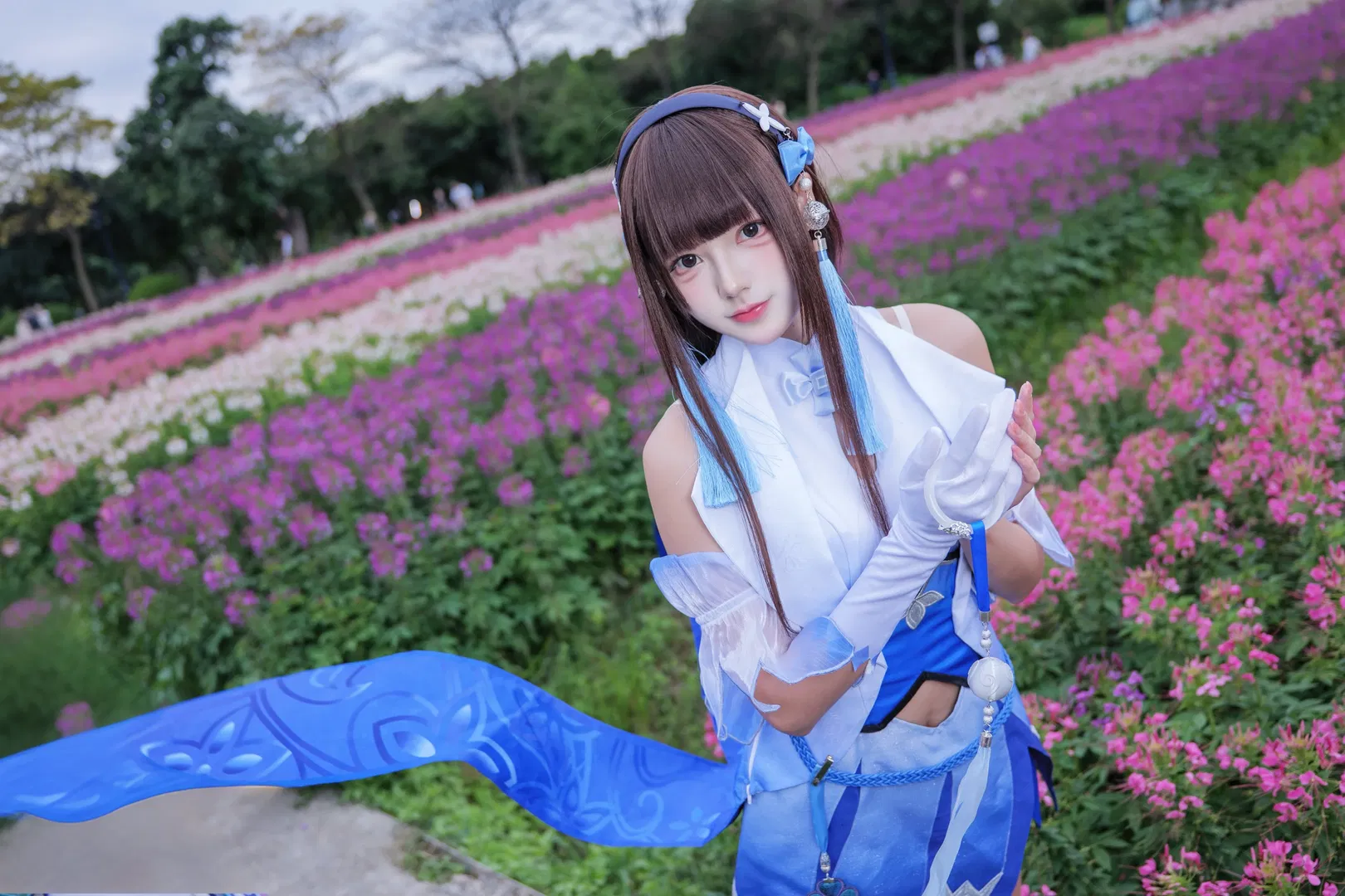 【西施cos】王者荣耀花海漫游，蓝白纱裙与长飘带的唯美碰撞 - 第 10 张