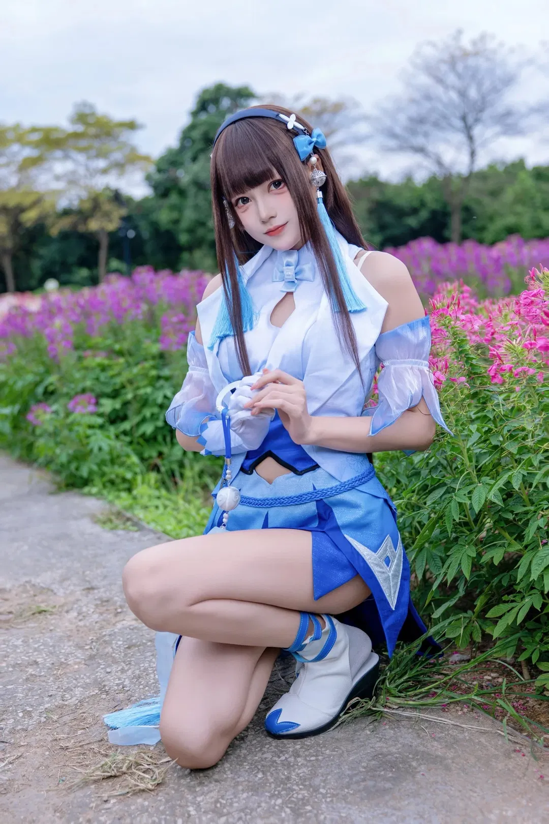 【西施cos】王者荣耀花海漫游，蓝白纱裙与长飘带的唯美碰撞 - 第 2 张