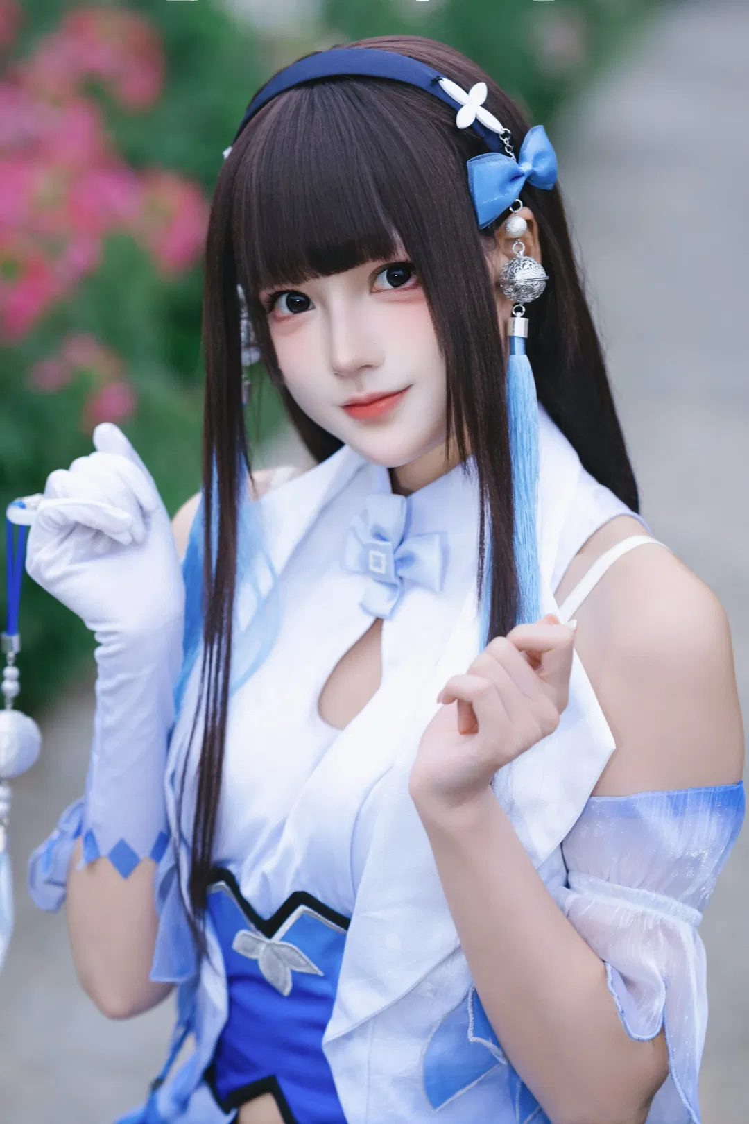 【西施cos】王者荣耀花海漫游，蓝白纱裙与长飘带的唯美碰撞 - 第 3 张