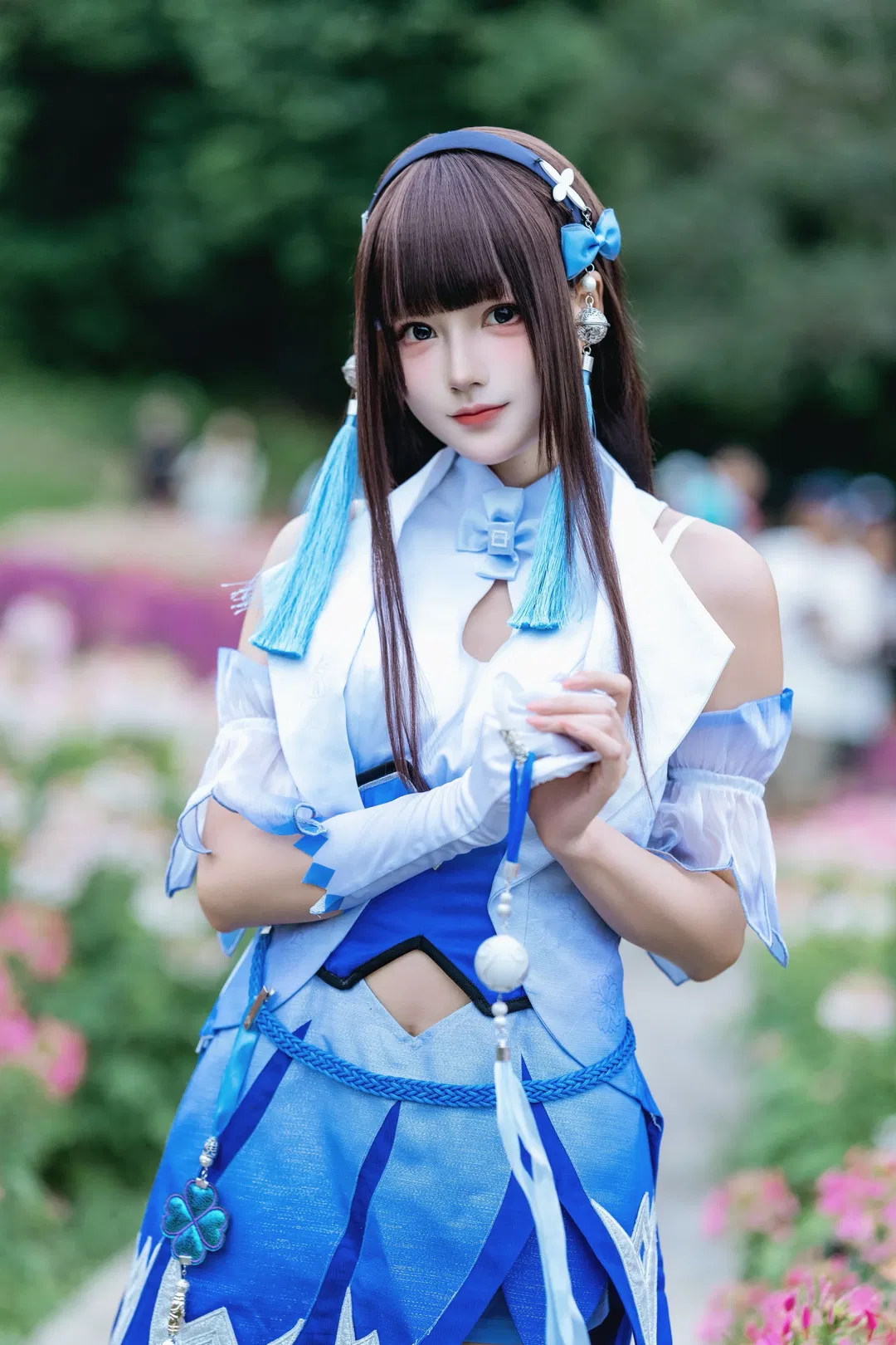 【西施cos】王者荣耀花海漫游，蓝白纱裙与长飘带的唯美碰撞 - 第 4 张