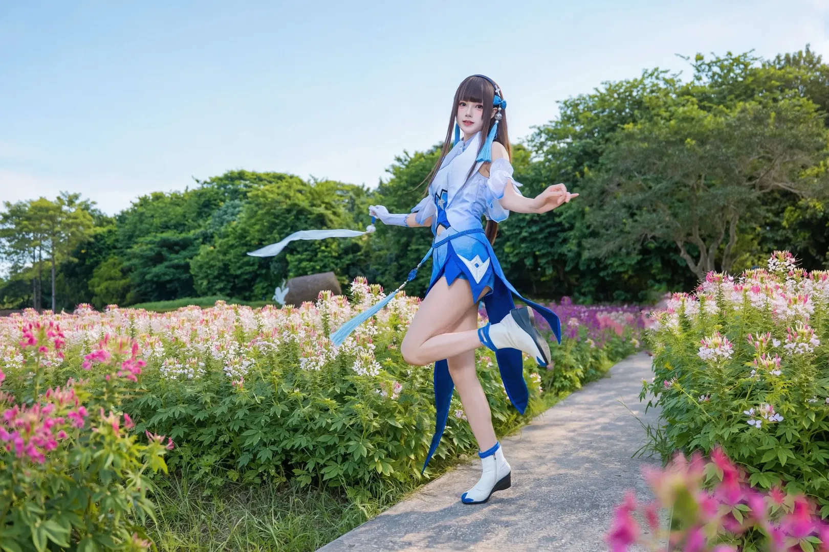【西施cos】王者荣耀花海漫游，蓝白纱裙与长飘带的唯美碰撞 - 第 5 张