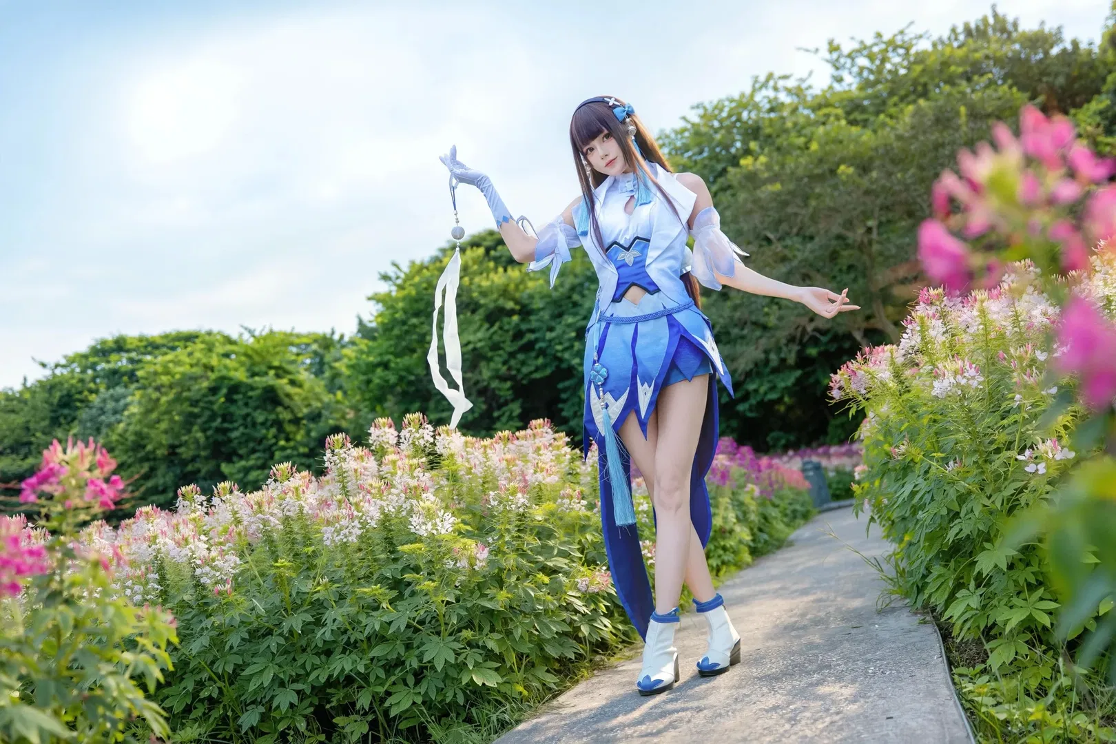 【西施cos】王者荣耀花海漫游，蓝白纱裙与长飘带的唯美碰撞 - 第 6 张