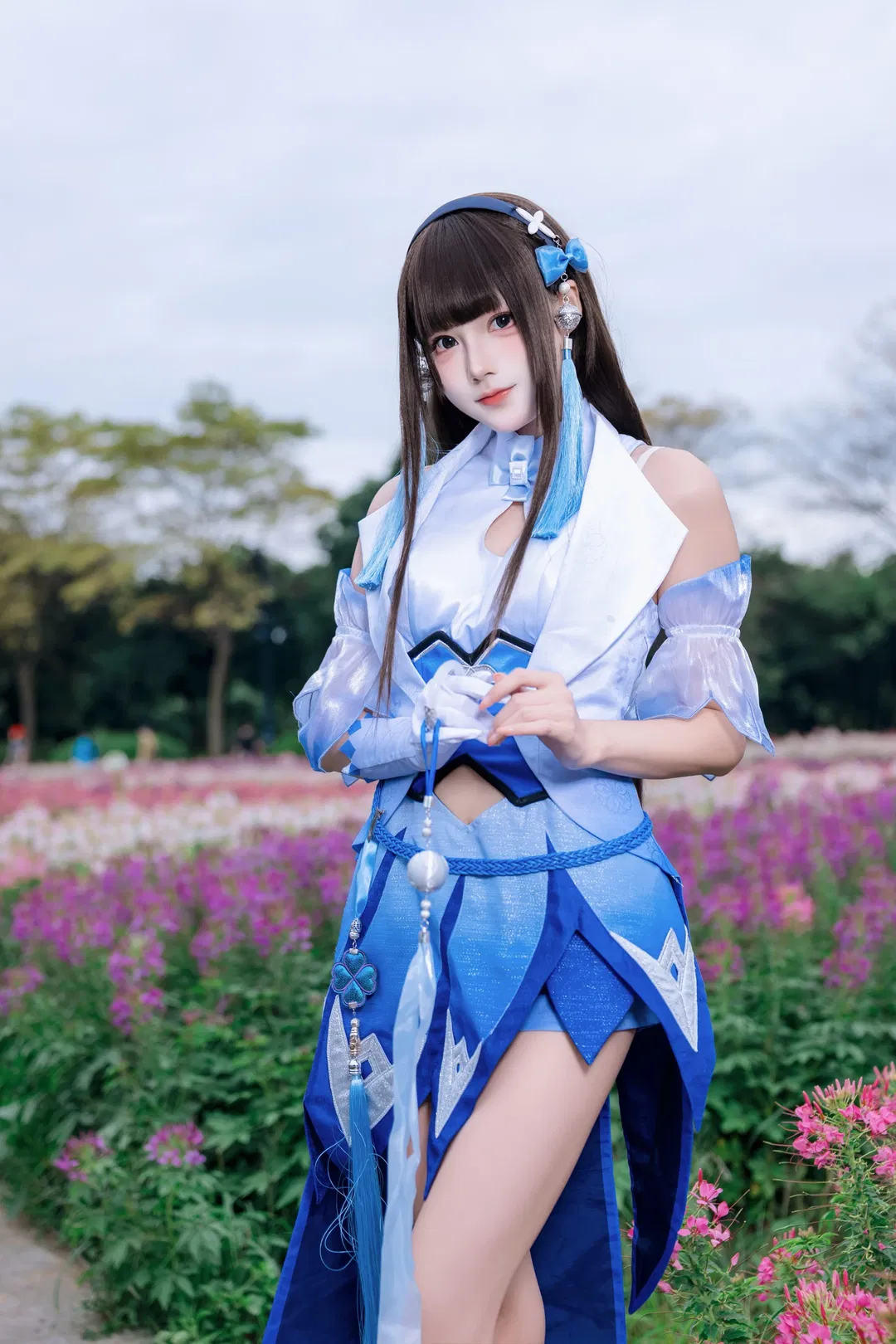【西施cos】王者荣耀花海漫游，蓝白纱裙与长飘带的唯美碰撞 - 第 7 张