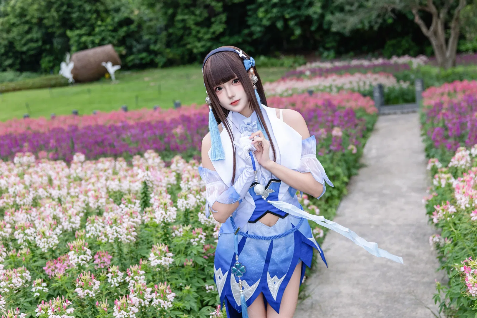 【西施cos】王者荣耀花海漫游，蓝白纱裙与长飘带的唯美碰撞 - 第 8 张