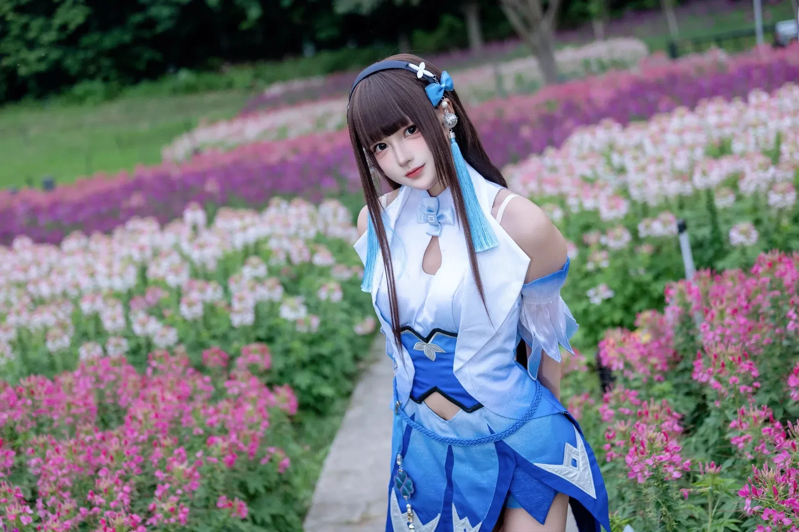 【西施cos】王者荣耀花海漫游，蓝白纱裙与长飘带的唯美碰撞 - 第 9 张