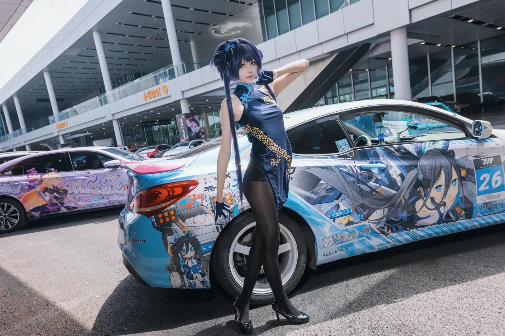 【龙华妃咲cos】蔚蓝档案痛车旁的旗袍西装造型 - 第 9 张