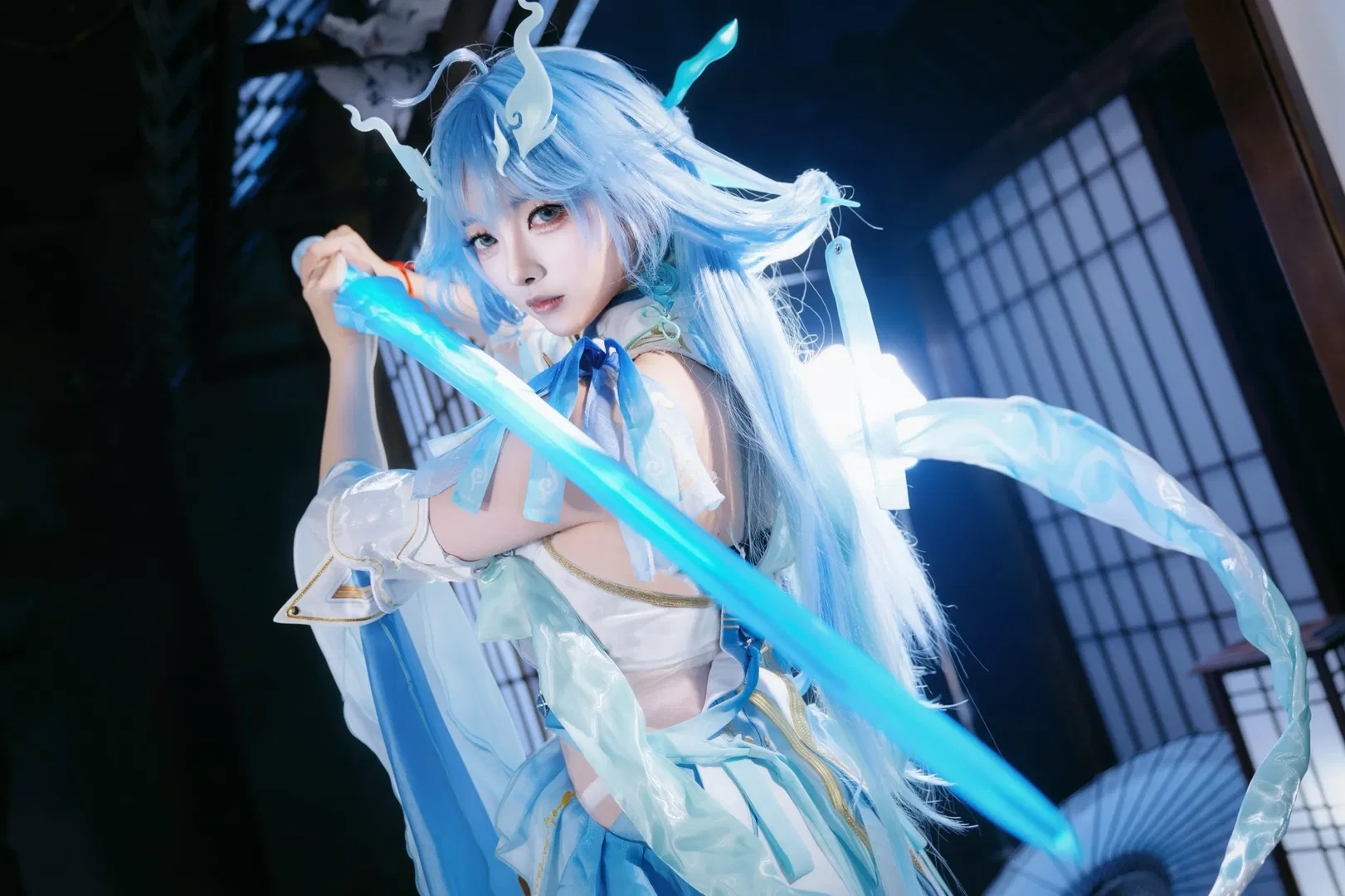 【清宵cos】鸣潮仙侠风，持剑玉立清冷感拉满 - 第 3 张